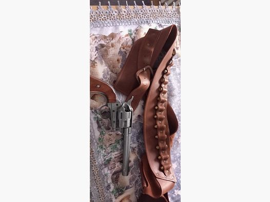 Westernholster Echtleder Mit Deko Patronen und Revolver 