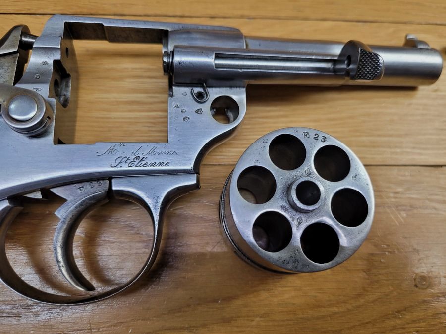 Mooie dienstrevolver Model 1873 – kaliber 11mm73 – volledig overeenkomend serienummer – nog in origineel strogeel! – MAS in 1882 – Goede mechanica en zeer mooie loop – Zeer goede staat, afbeelding 29 van 31