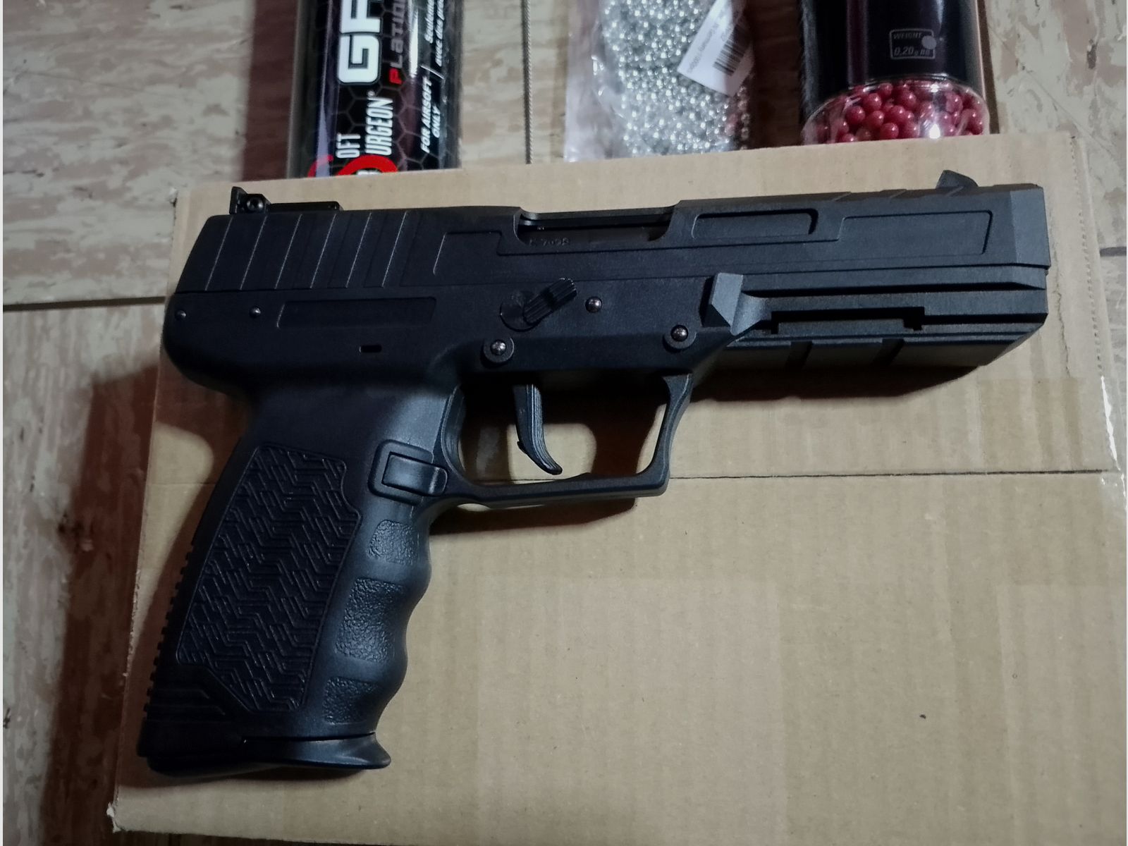 Kli Maverick GBB Gas Blow Back Pistole mit Zubehör Greengas + Stahl und 0,20g H&K BB's im Set neuwertig 