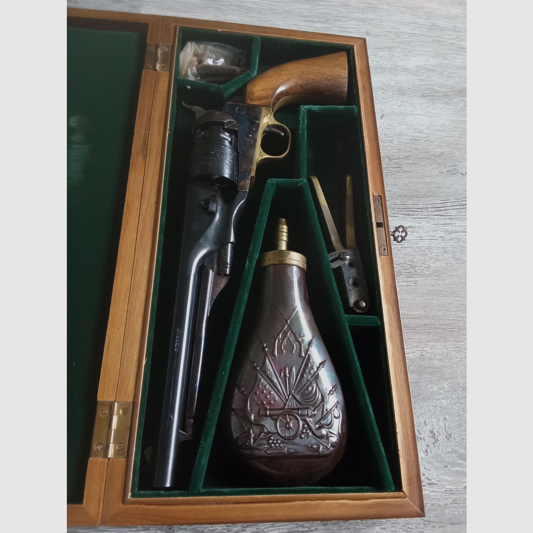 Revolver Colt Navy 1860 Kaliber 44 Schwarzpulver RIGARMI in seiner Box KATEGORIE D2 (freier Verkauf ab 18 Jahren)