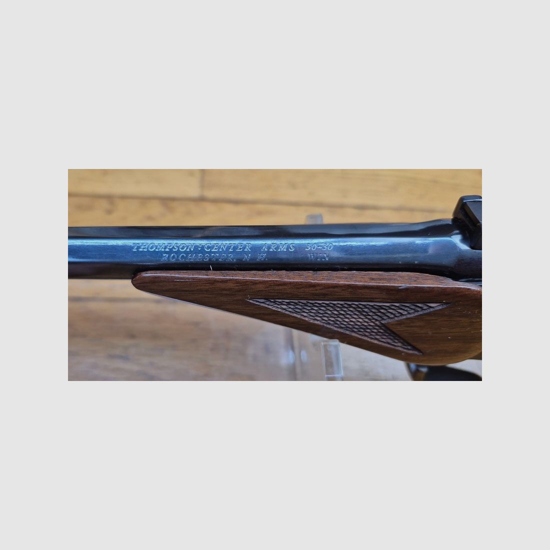 Zeer speelse Thompson Center Pistool – Model Contender – Loop van 10 inch – Kaliber 30-30 of 30WCF – Wapen van Rochester uit begin 1979 – Zeer mooi hout – Zeer goed aangepaste Pachmayr-greep – Prachtige octagonale loop – Uitstekende mechanica en trekker – Mooi trainings- en precisiewapen – TBE/TBE+, afbeelding 1 van 30