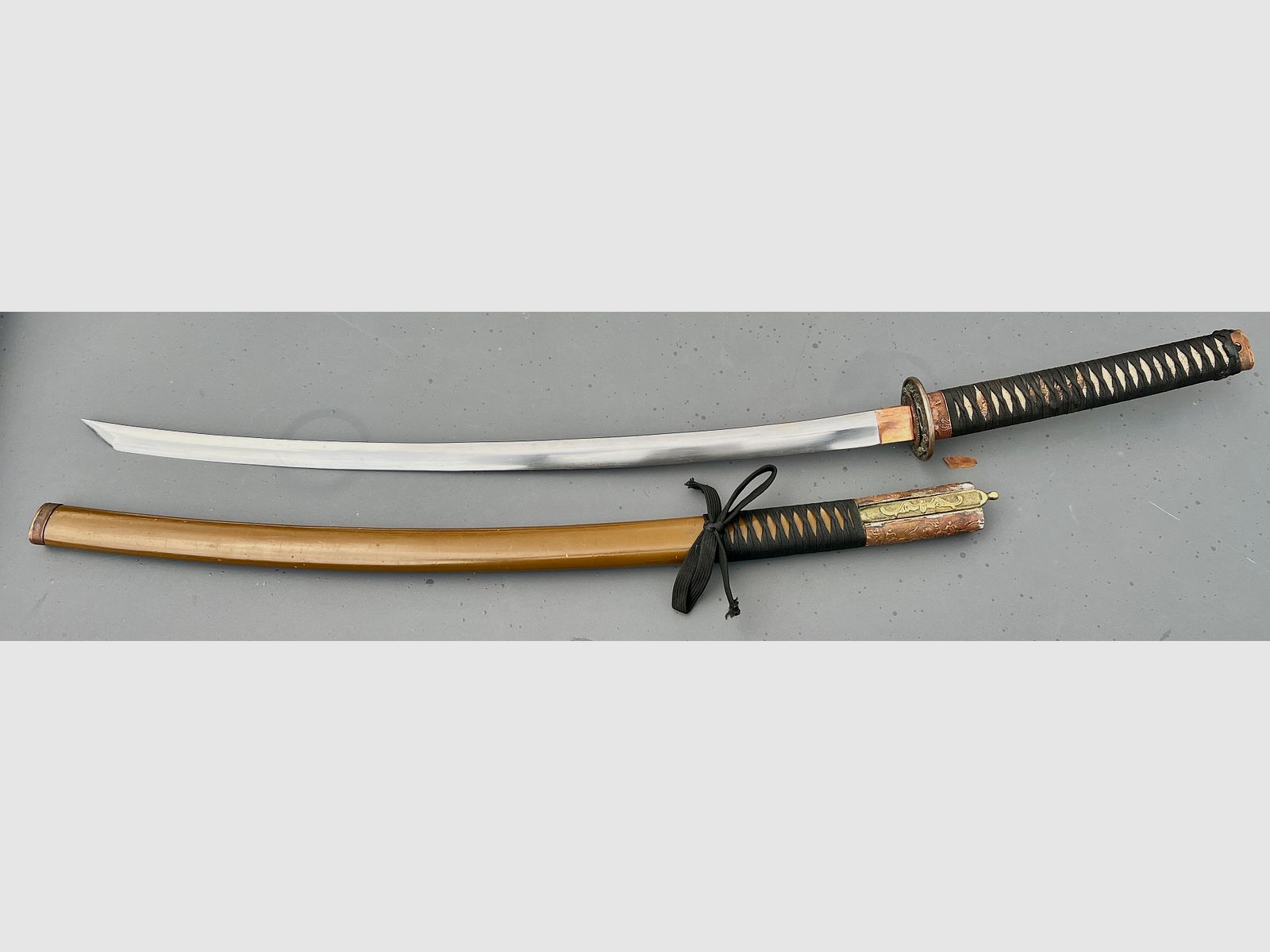 Authentisches japanisches Offizierskatana (Shin-guntō Typ 98) aus dem Zweiten Weltkrieg mit signierter Kanemune-Klinge.