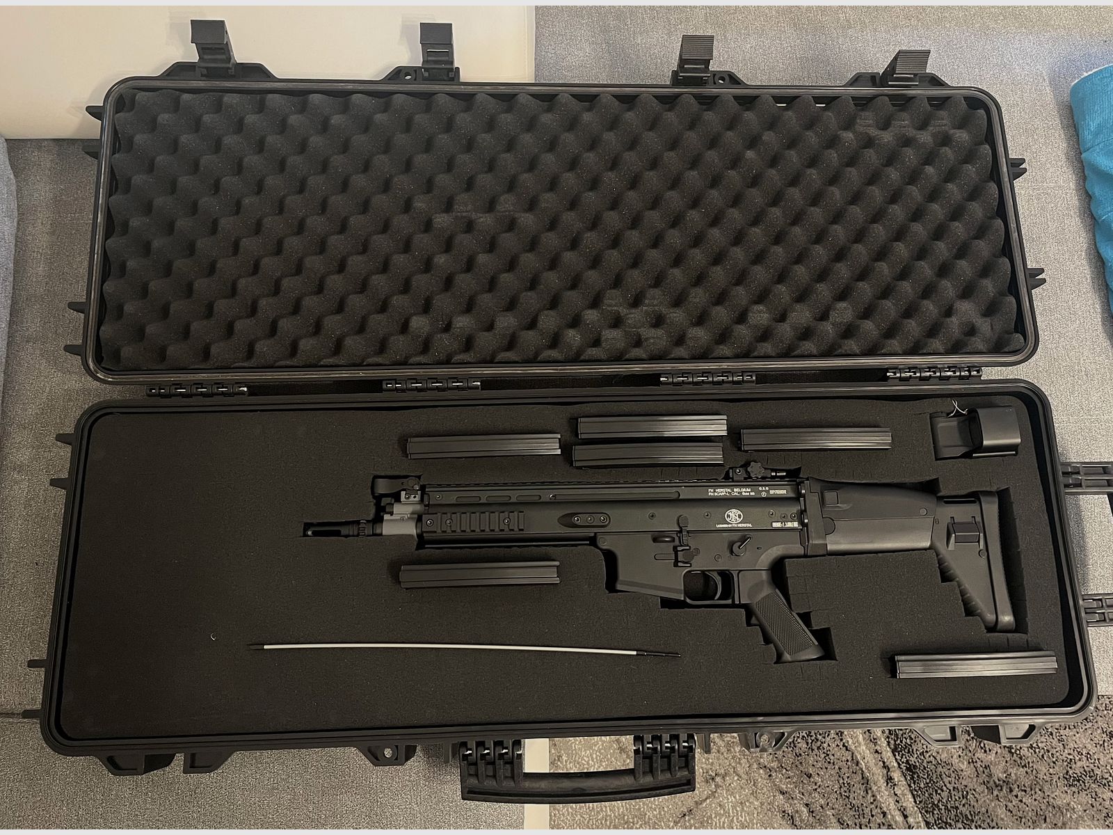 FN SCAR L S-AEG - Set completo - 1,3 julios, 6 cargadores, punto rojo y maletín! A partir de 18 años