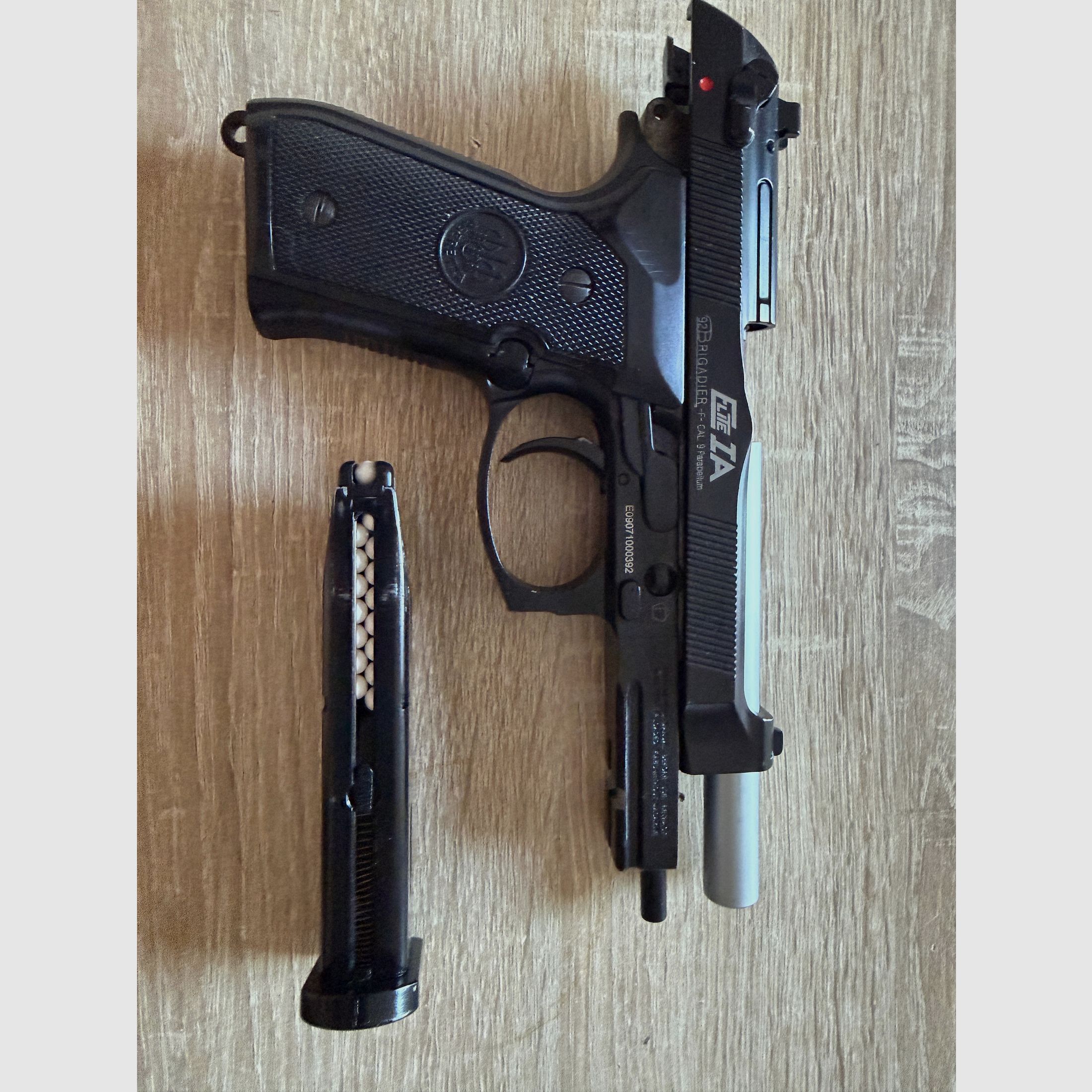 Pistolet airsoftowy KJW Beretta M9A1 z magazynkiem gazowym