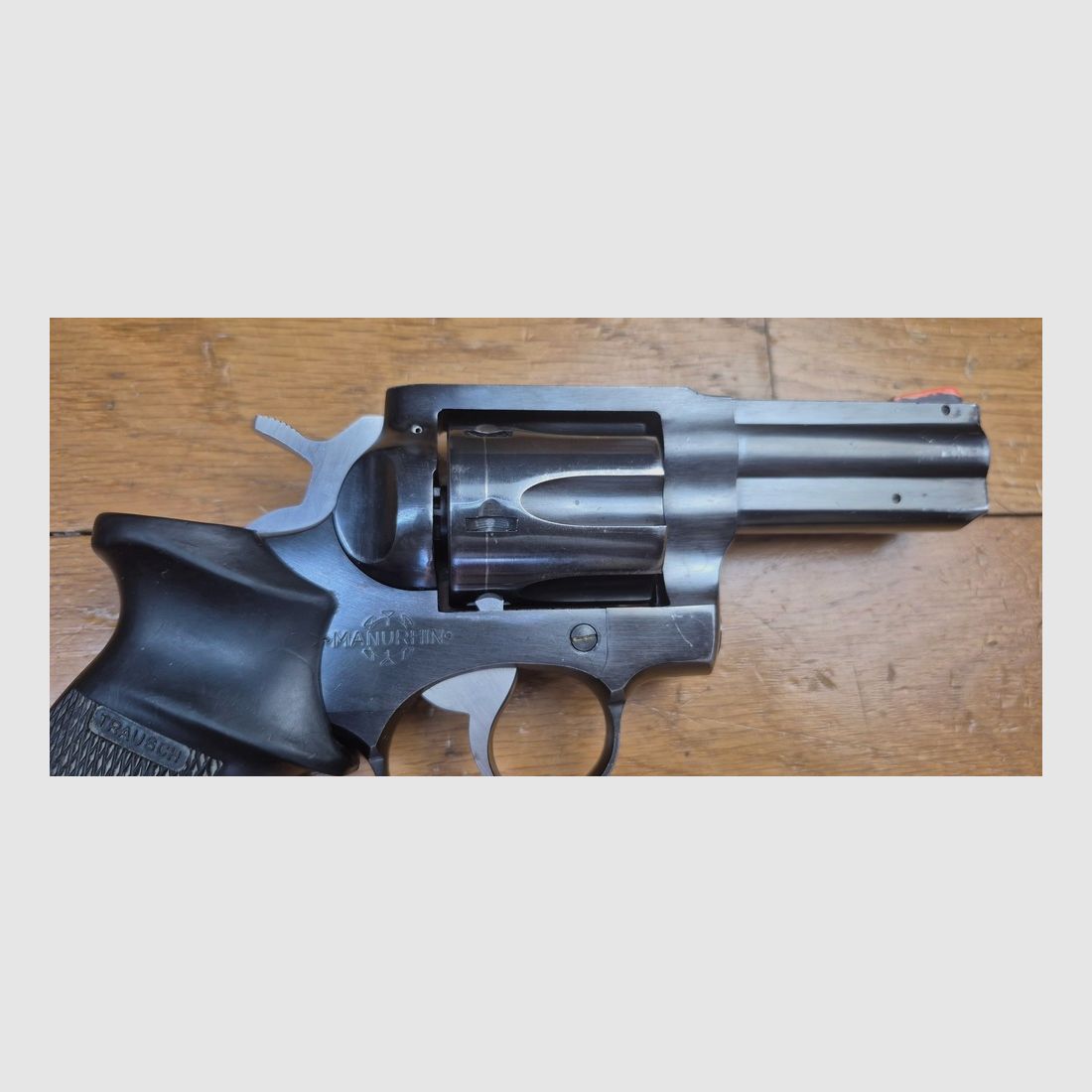 Sehr gutes Exemplar des Revolvers MR88 D – Gute Produktion von Manurhin aus den späten Jahren – 3 Zoll im Kal. 38Sp – Rahmen 100% Stahl Manurhin – Brünierung zu 95% – Sehr gute Mechanik – Ausgezeichneter Lauf im neuwertigen Zustand – Trausch-Griff – BE+/TBE, Bild 6 von 23