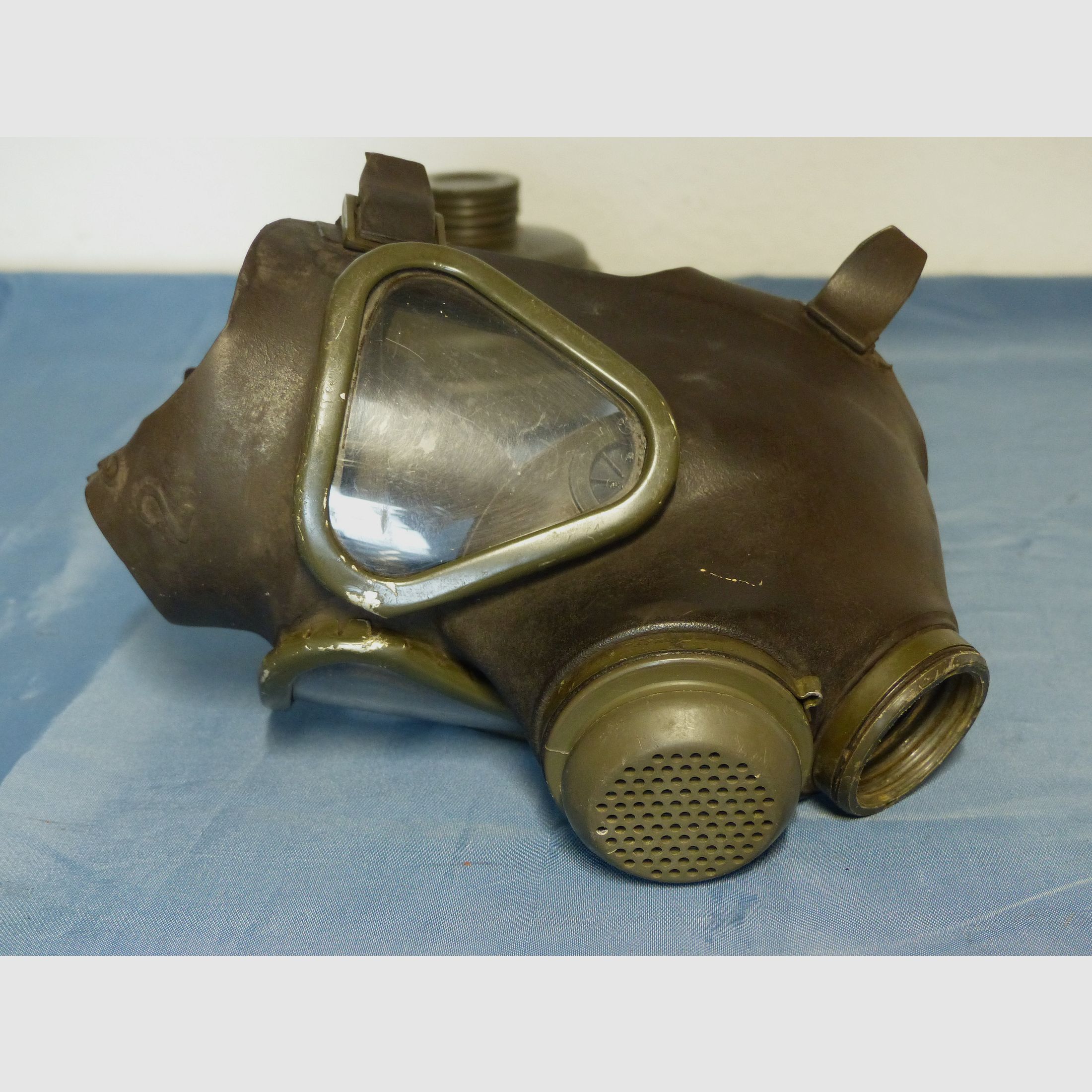 Original Bundeswehr Gasmaske Atemschutz M 65 ABC mit Filter dunkel 70er