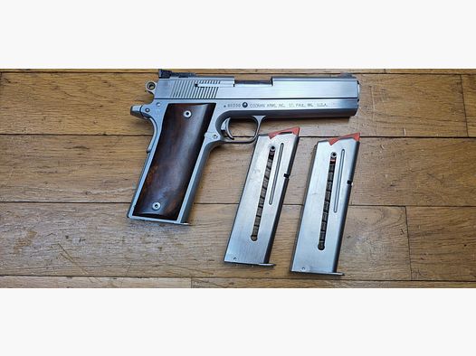 Exceptionnel Pistolet Coonan « Classic » version B – Rare semi-automatique en cal. 357 Mag – 7 coups +1 – Le meilleur des pistolets en 357 Magnum – Arme très supérieure au Desert Eagle dans ce calibre – Moins de 10.000 exemplaires – Arme d&rsquo;exception livrée avec 3 Chargeurs (!) – Fabrication acier hors normes – Pièce rare et très recherchée – État quasi neuf ! – TBE+/TBE++