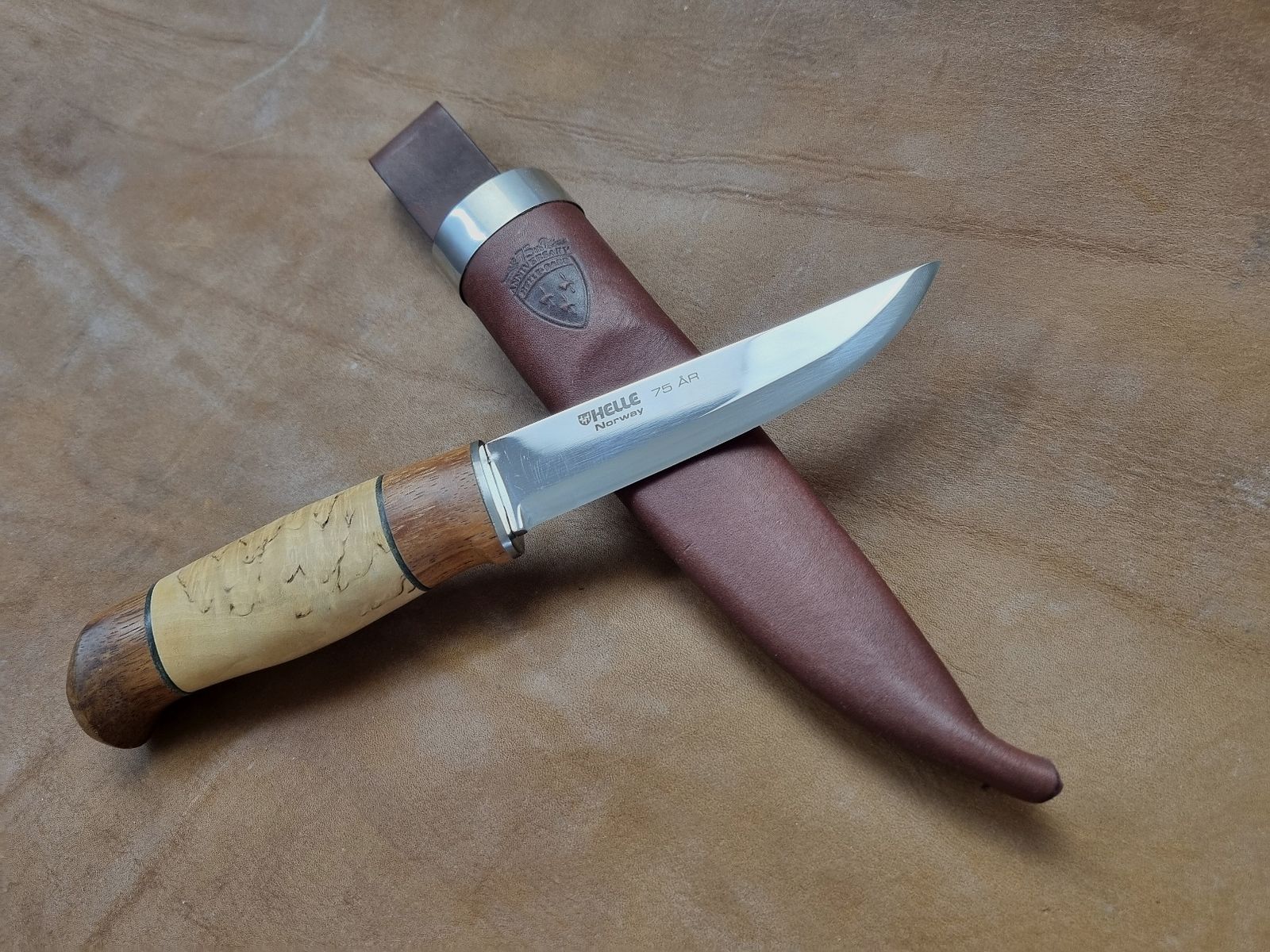 Helle Outdoormesser Modell 75 Ars Jubileum Maserbirke Lederscheide