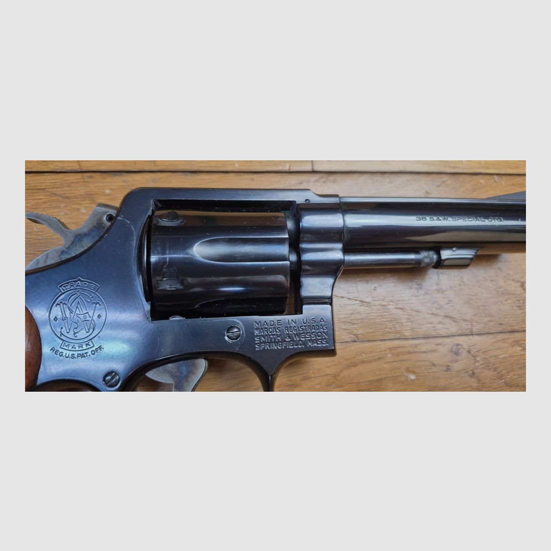 Sehr schöner Revolver Smith&Wesson Modell 10-6 – Direkter Nachfolger des Hand Ejector Military & Police von 1899 – Variante mit schwerem Lauf des Modells 10-5 – Waffe von 1978 – Legendäre Polizei- und Sportwaffe, einer der Stars des Hauses Springfield – Sehr schöne Brünierung bei 97% – Mechanik top – Neuer Lauf – Exzellente Standwaffe mit glorreicher Vergangenheit – TBE+/TBE++, Bild 7 von 26