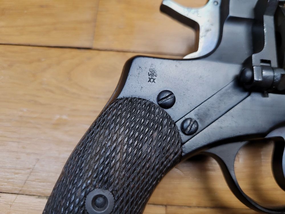 Schöner russischer Revolver Modell 1895, genannt Nagant – Kaiserliches Modell aus dem Arsenal Peter I. von Tula – Monomatrikularwaffe vor der Revolution von 1915 – Kaliber 7,62 Nagant – Sehr schöne Mechanik und guter ästhetischer Zustand – Guter Lauf – Seltene und hochwertige Waffe in TBE, Bild 17 von 26