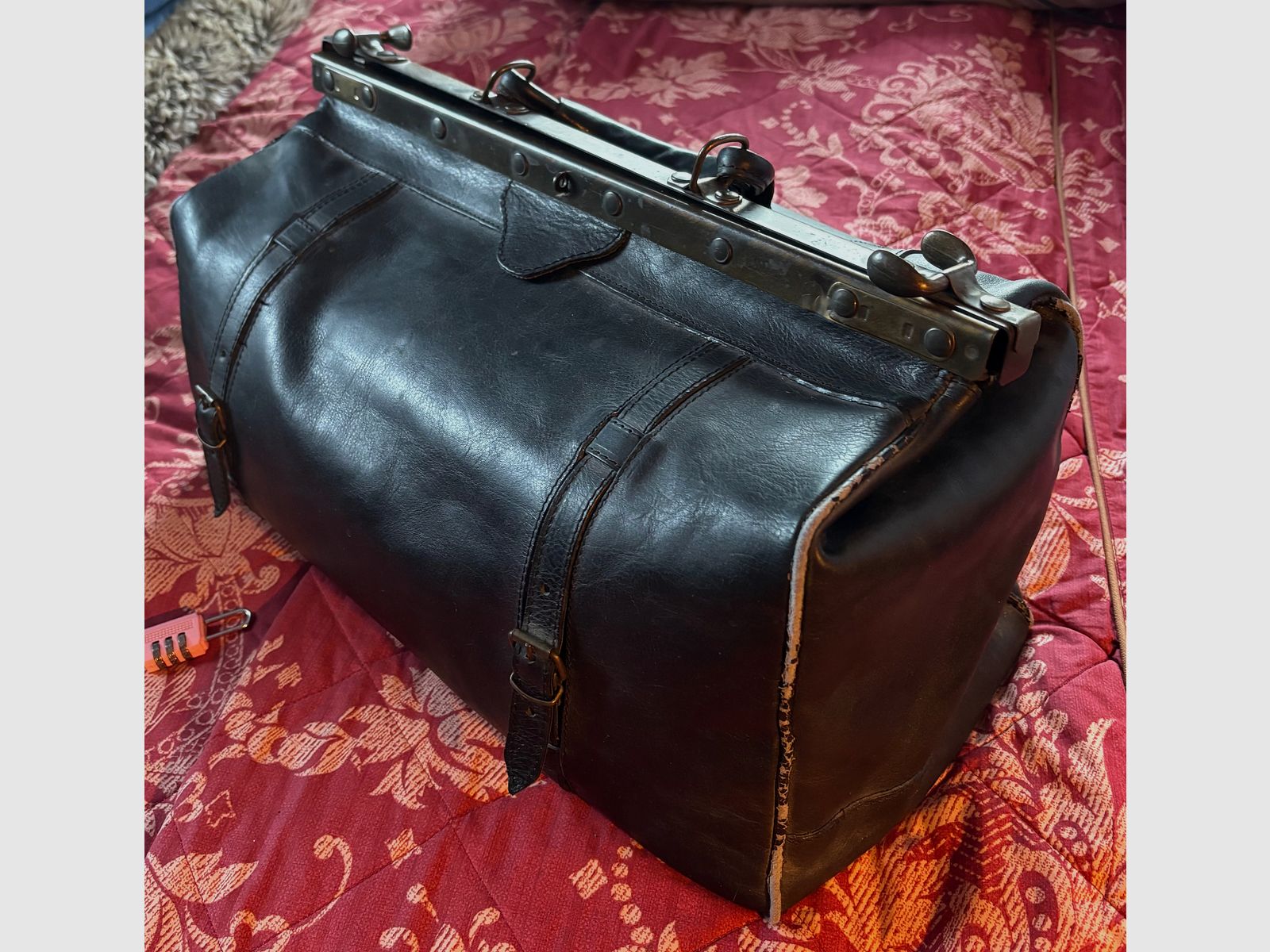 Alte DOKTOR TASCHE für den ambitionierten Revolver- und Pistolenschützen