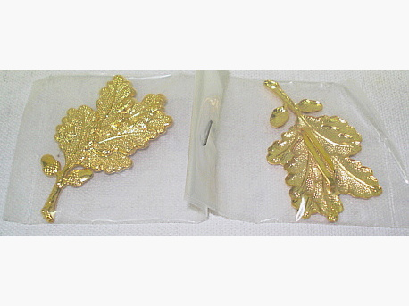 Oak leaf 7-lobed - 2 acorns, golden colored