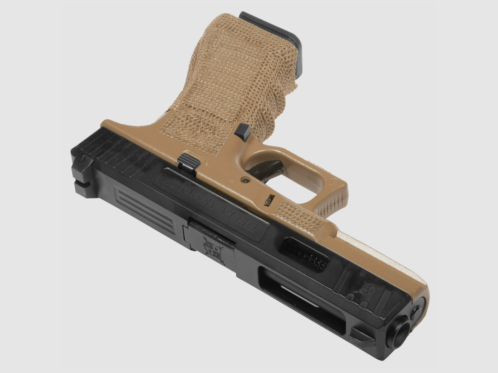 P02 GBB Airsoft Pistole in Tan | Delta Armory
