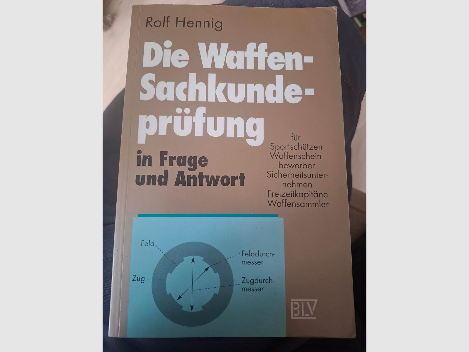 Konvolut aus verschiedenen Waffenbüchern