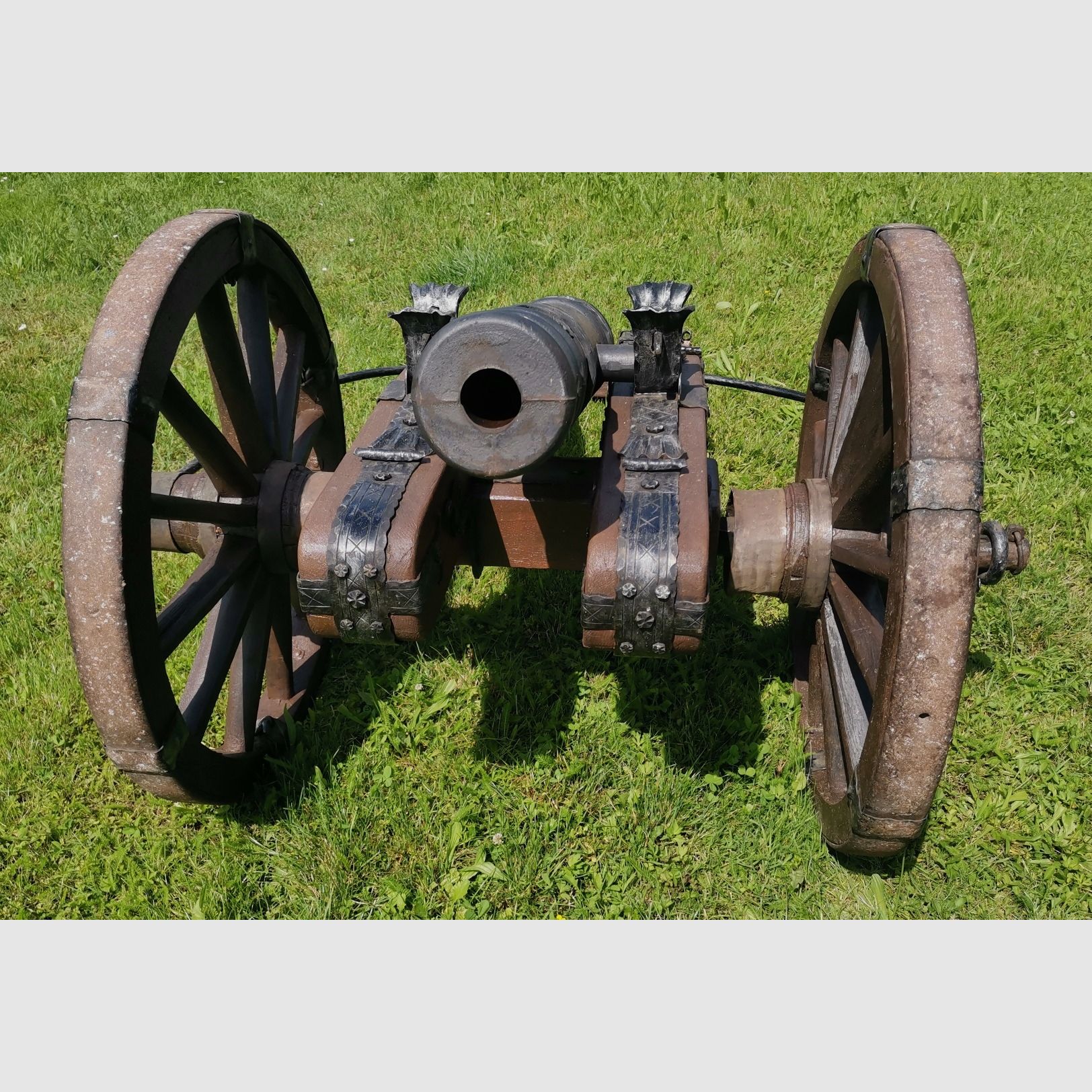 Grande canon XXL avec un artisanat de forge très élaboré et un nouveau canon à chargement par la bouche.