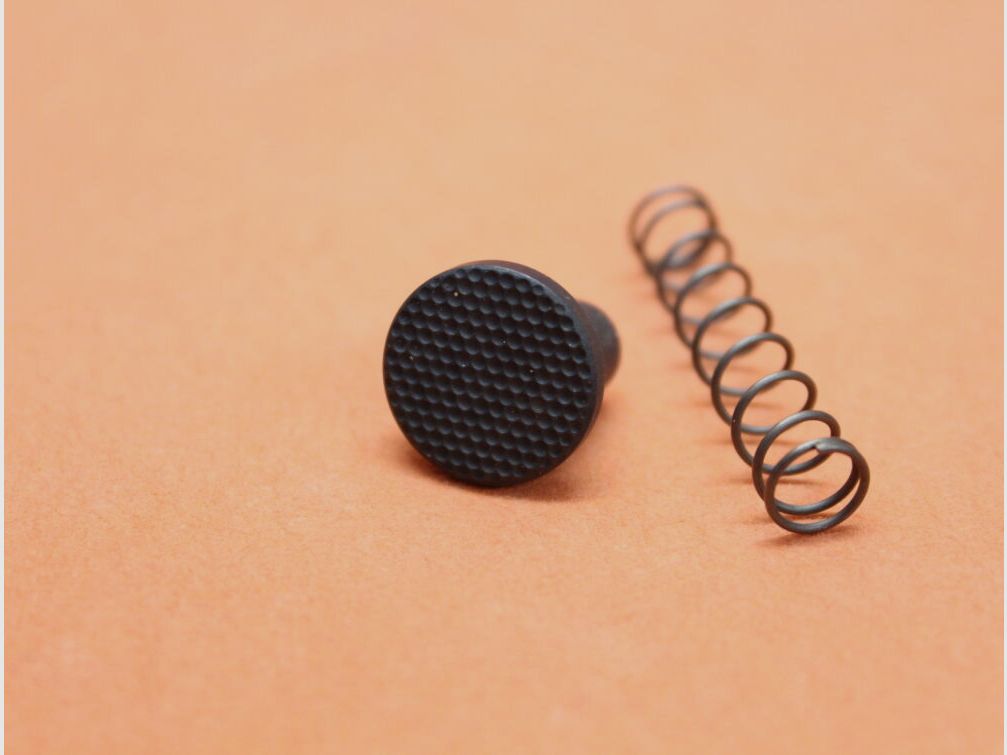 Power Custom AR-15: Magazine Release Button Oversized Power Custom Vergrößerter Magazinhalter.