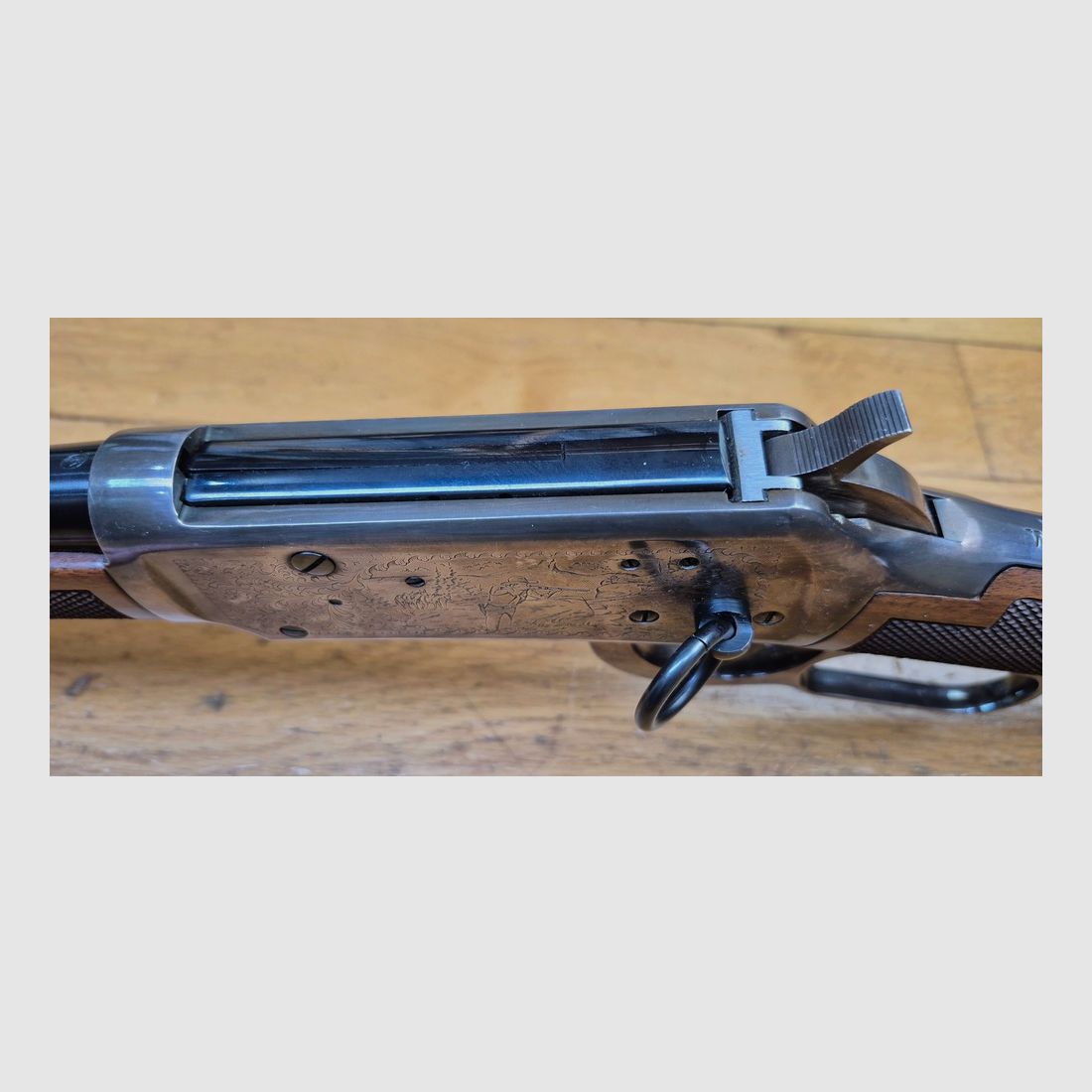Très belle Winchester commémorative « Shérif Bat Masterson » – Carabine de selle modèle 1894 – Arme de 1979 – 8.000 exemplaires seulement – Cal. 30-30 Win – RARE Boite d&rsquo;origine en BE+ – Arme à l&rsquo;état de quasi neuf – TBE+++, image 21 sur 36