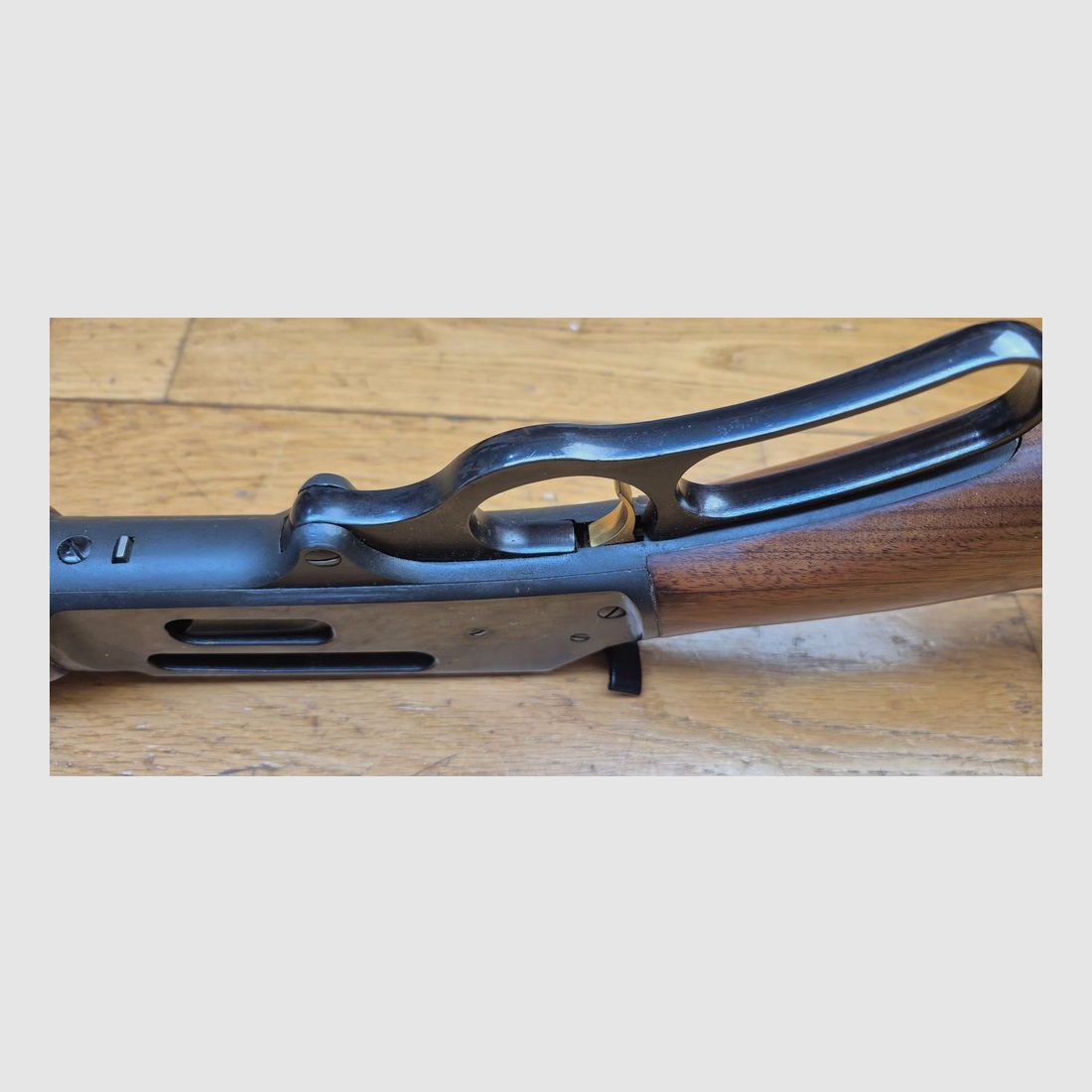 Sehr schöne und leistungsstarke Marlin 444 S Büchse – Kaliber 444 Marlin – Kapazität 5+1 – Waffe von 1981 mit Stempel „JM“ – Qualität der New Haven Fertigung von Marlin vor der Insolvenz! – Holz, Mechanik und Anpassungen top – Originalbrünierung zu 100% – Lauf Micro Groove „neu“ – Hervorragender Zustand nahezu neu – TBE+++, Bild 13 von 36