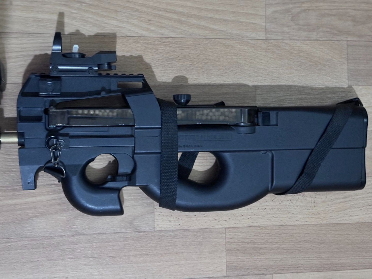 WELL D90S P90 Airsoft elettrica – Batteria, caricabatterie, Red Dot, cinghia, silenziatore & BBs, immagine 3 di 6