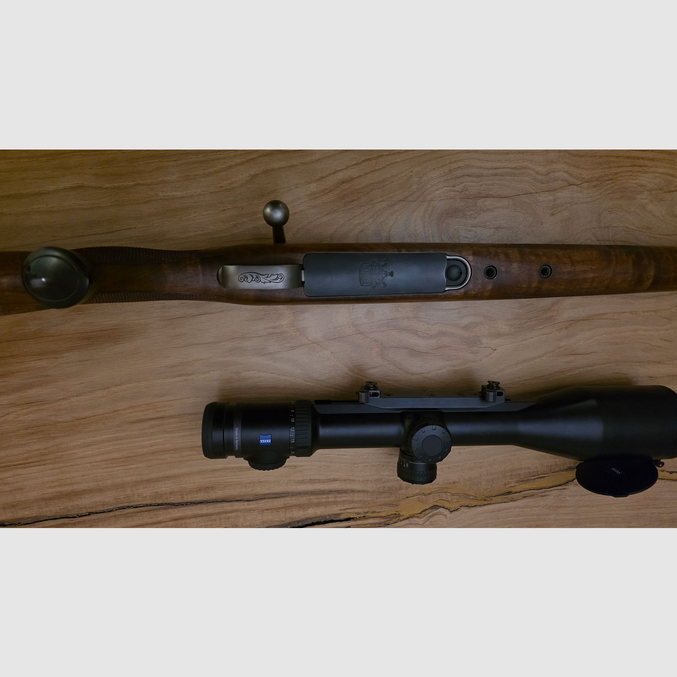 Mauser M03 Expert .223 z drewnianym stockiem i Zeiss Victory V8 4,5-35 x 60 z celownikiem z szybką regulacją (ASV)