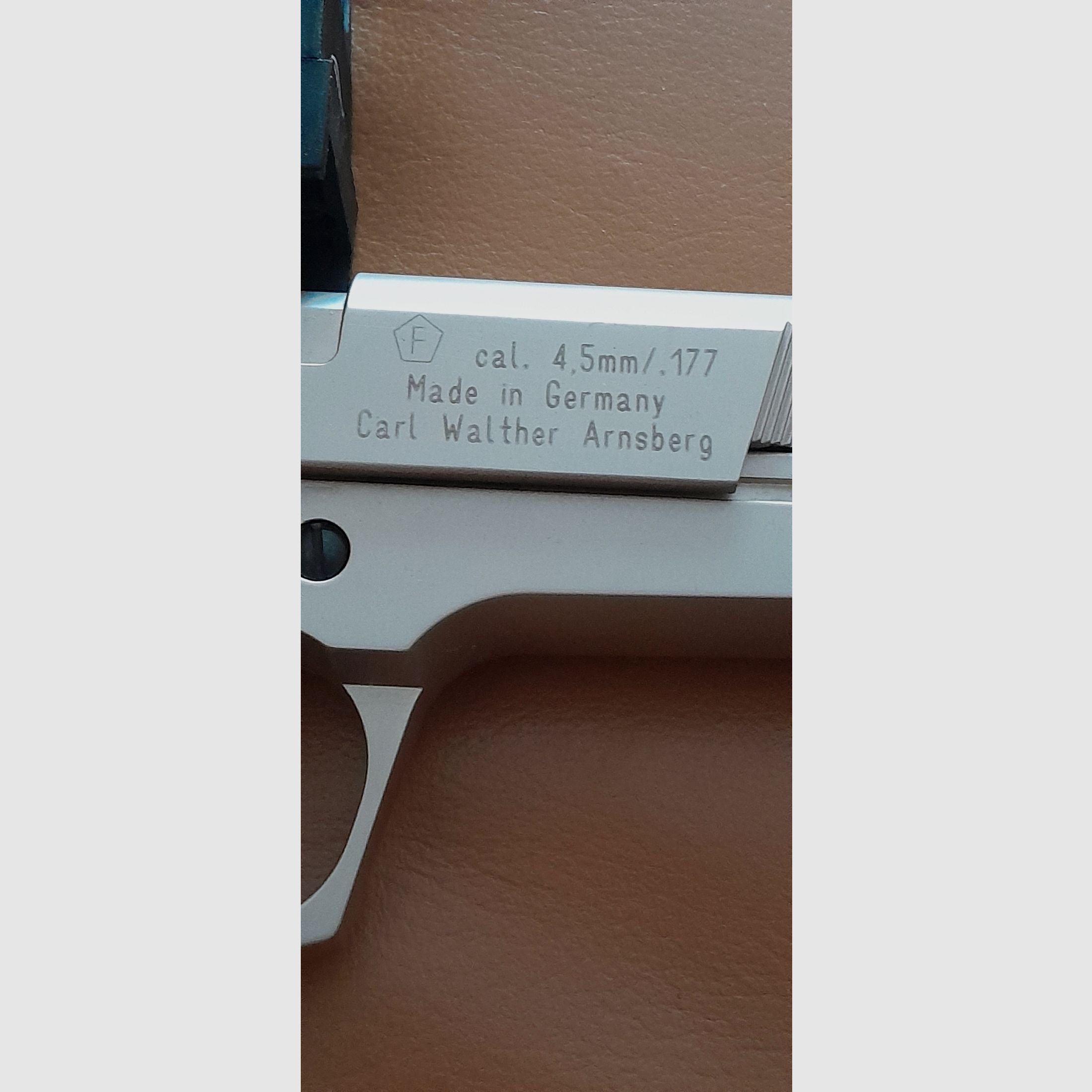 Vernickelte Walther CP88, CO2-Pistole, mit Echtholzgriffschalen und Rotpunktvisier