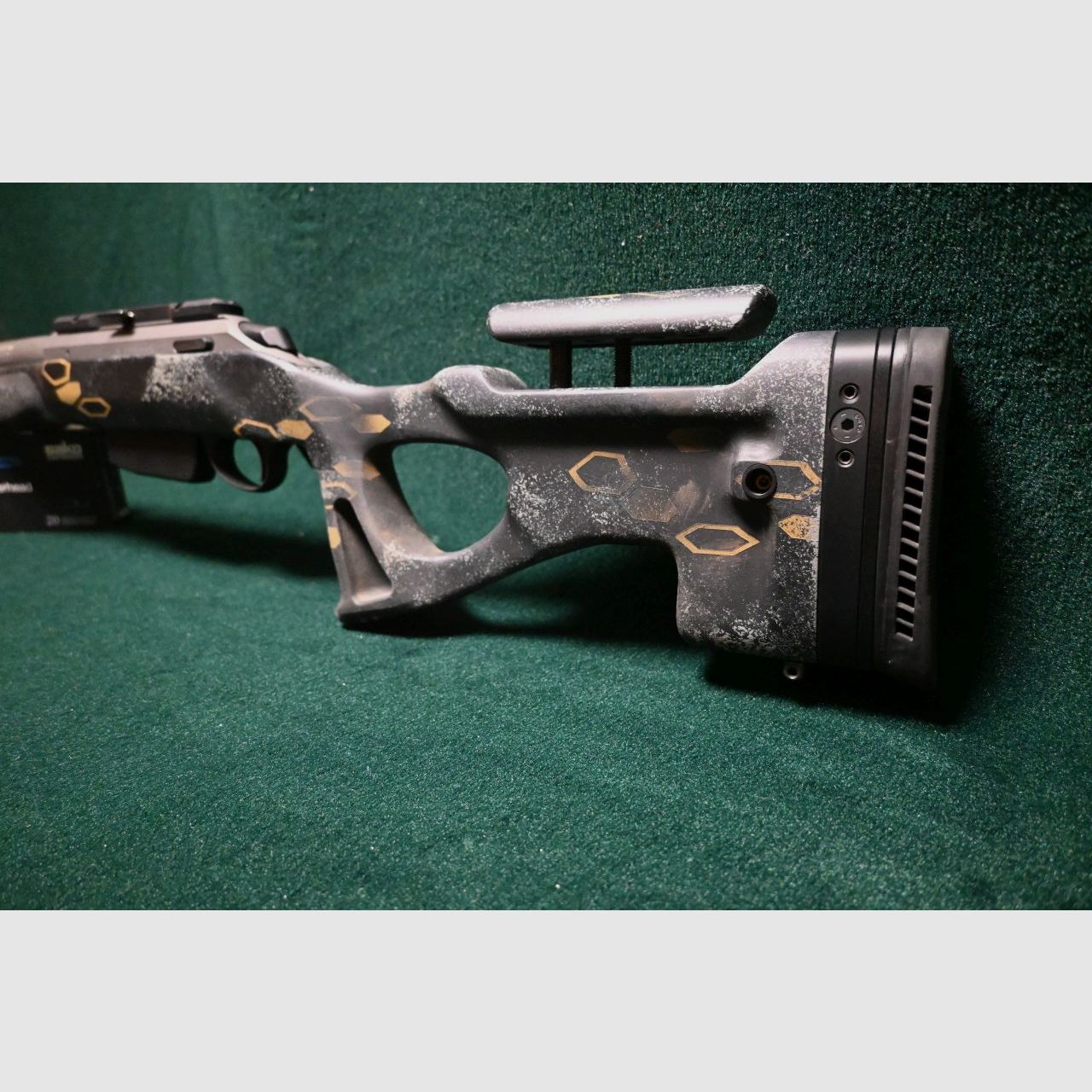 Tikka Roughtech dans la crosse de fusil allemande