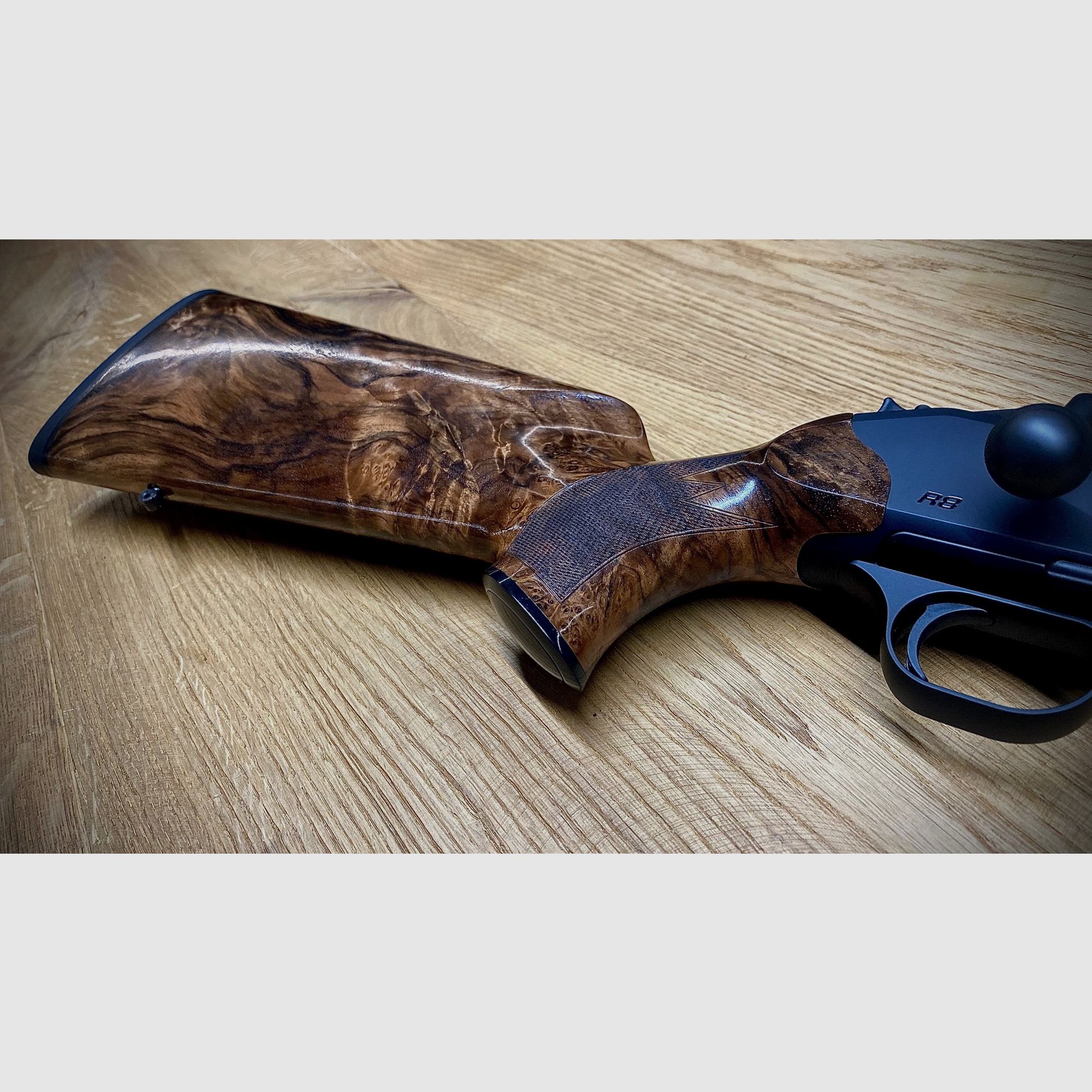 Blaser R8 Holzklasse 7 / Stahlkugel graviert mit Fischhaut / Kaliber und Lauflänge nach Wahl