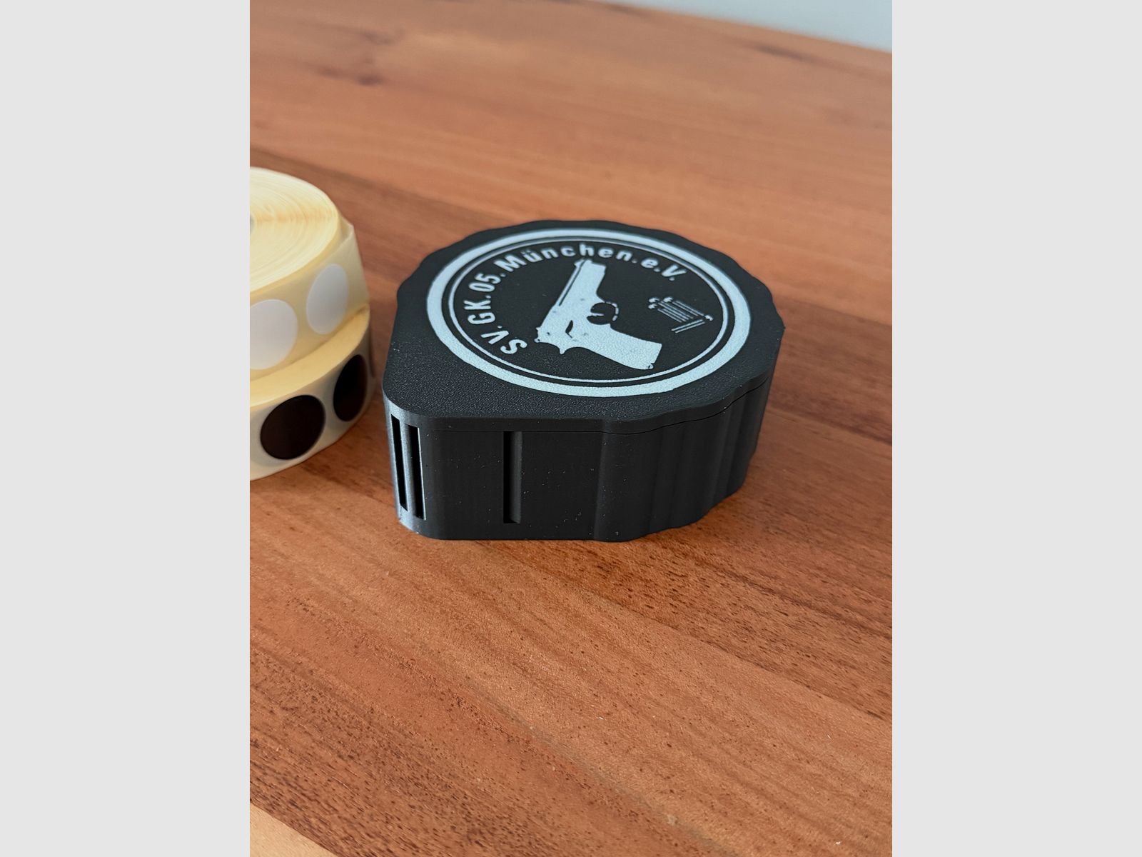 Schusspflasterspender Patch Dispenser für max. 20mm 2000 Stk. Rolle personalisierbar inkl. Magnetverschluss