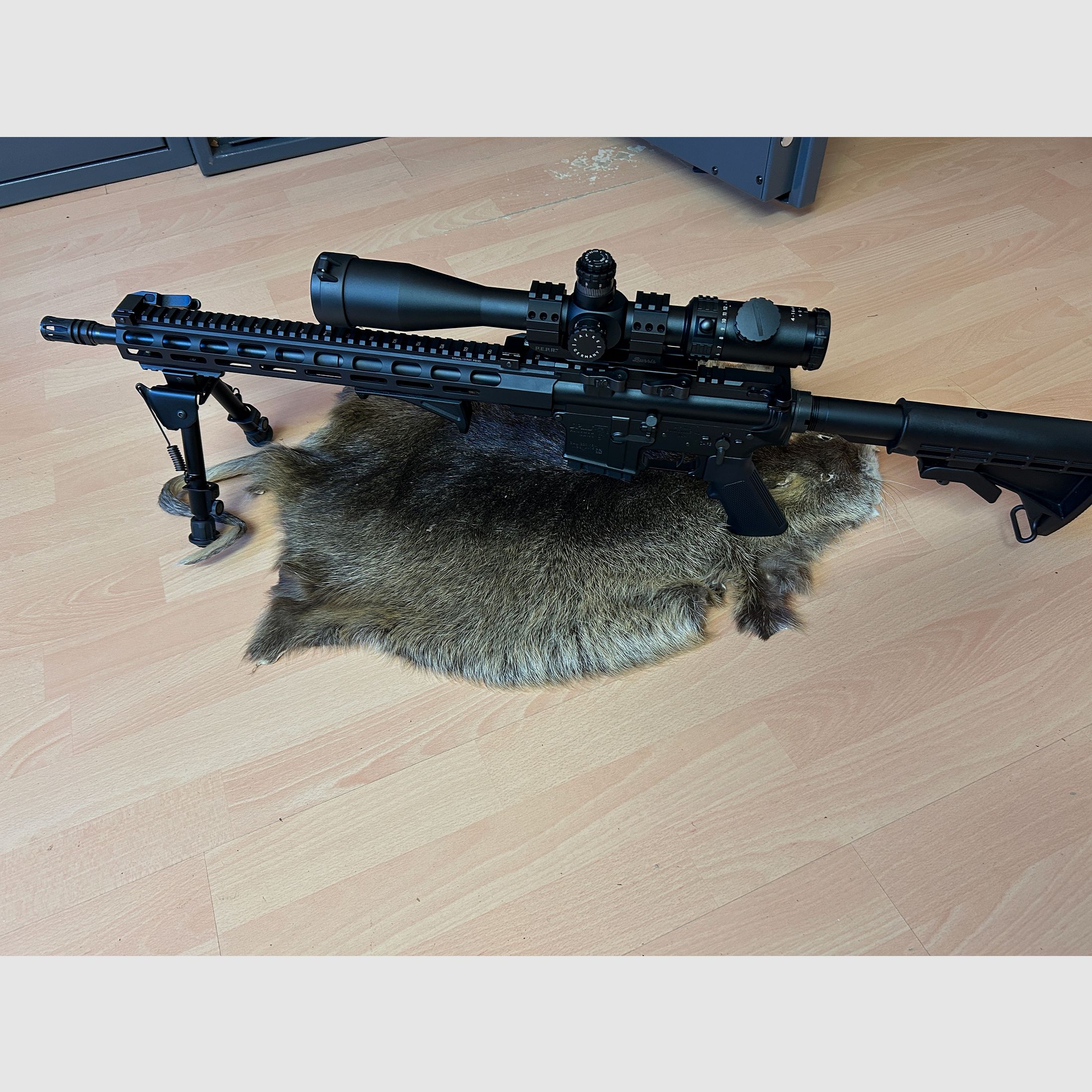 Selbstladebüchse AR15 DPMS Panther Arms mit Zielfernrohr