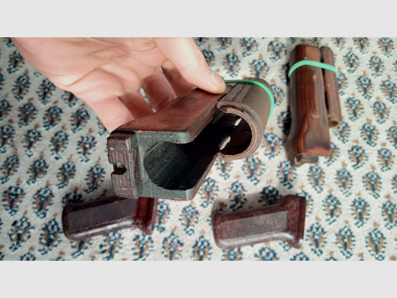 2 Sets Original Anbauteile inkl. Holz Laminat Handschutz und Bakelit Griff / AKM und AK74 