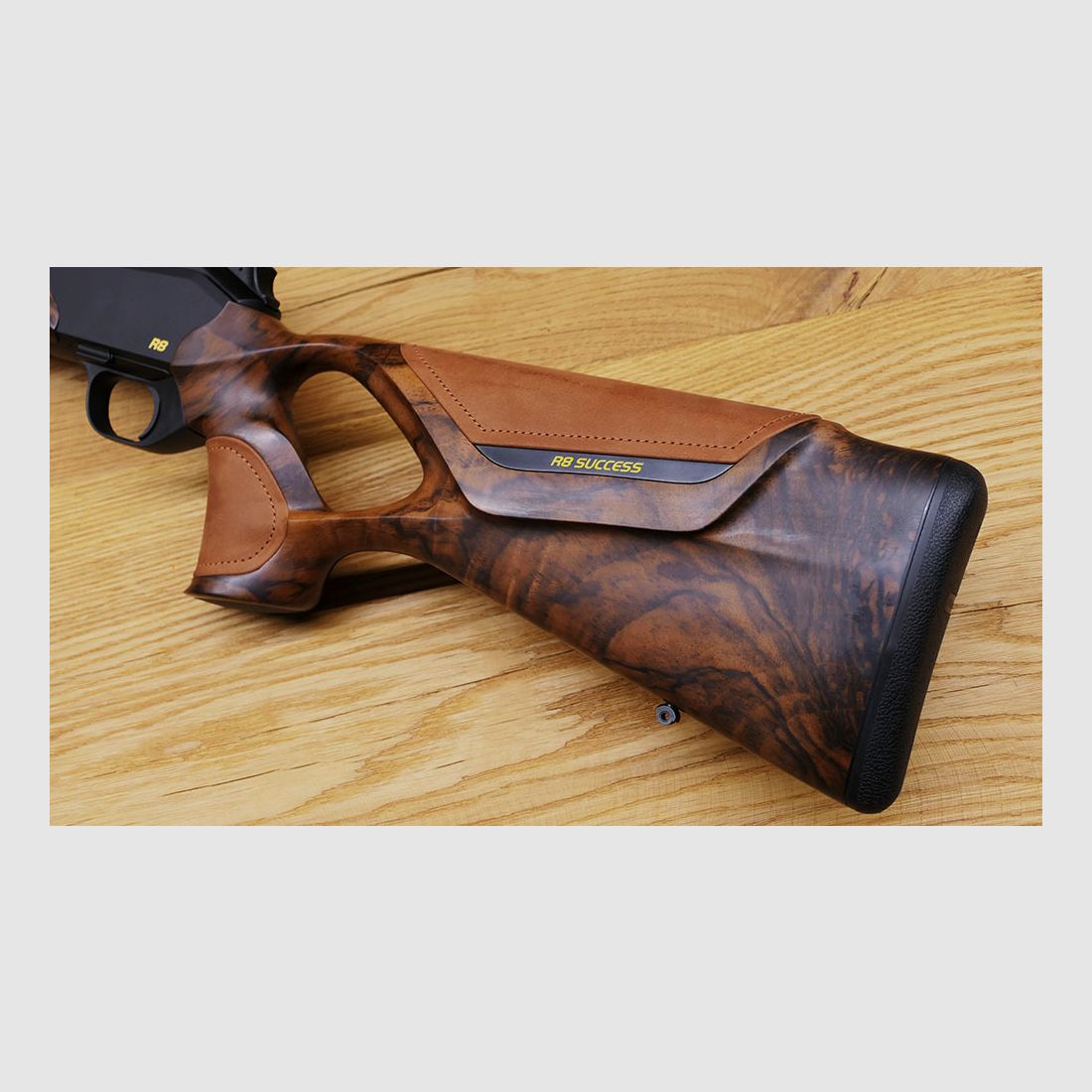 Blaser R8 Success / HK7 Super Finish matt / Chesterfield Leder / Stahlkugel mit Goldlinie / Kaliber & Lauflänge nach Wahl / M15x1 Gewinde / ATEMBERAUBEND