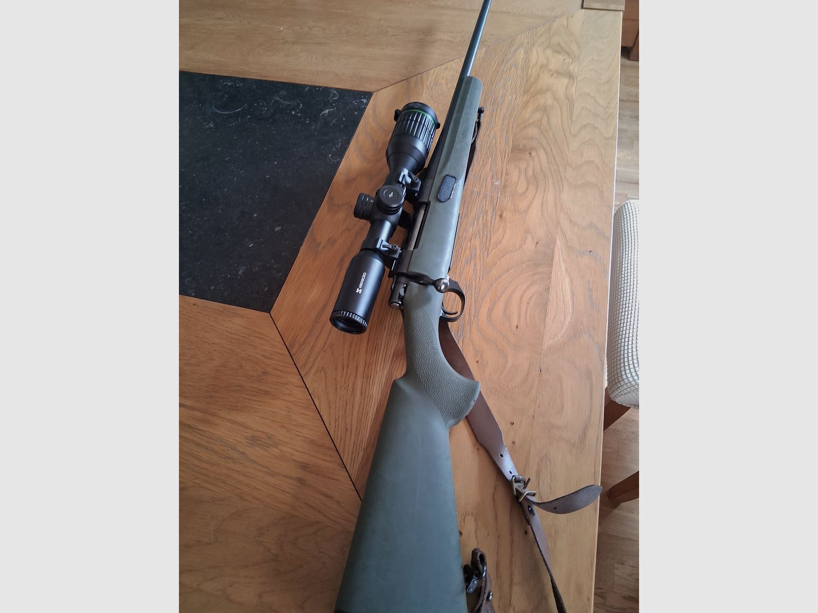 Carabina HOWA con scope HIKMICRO
