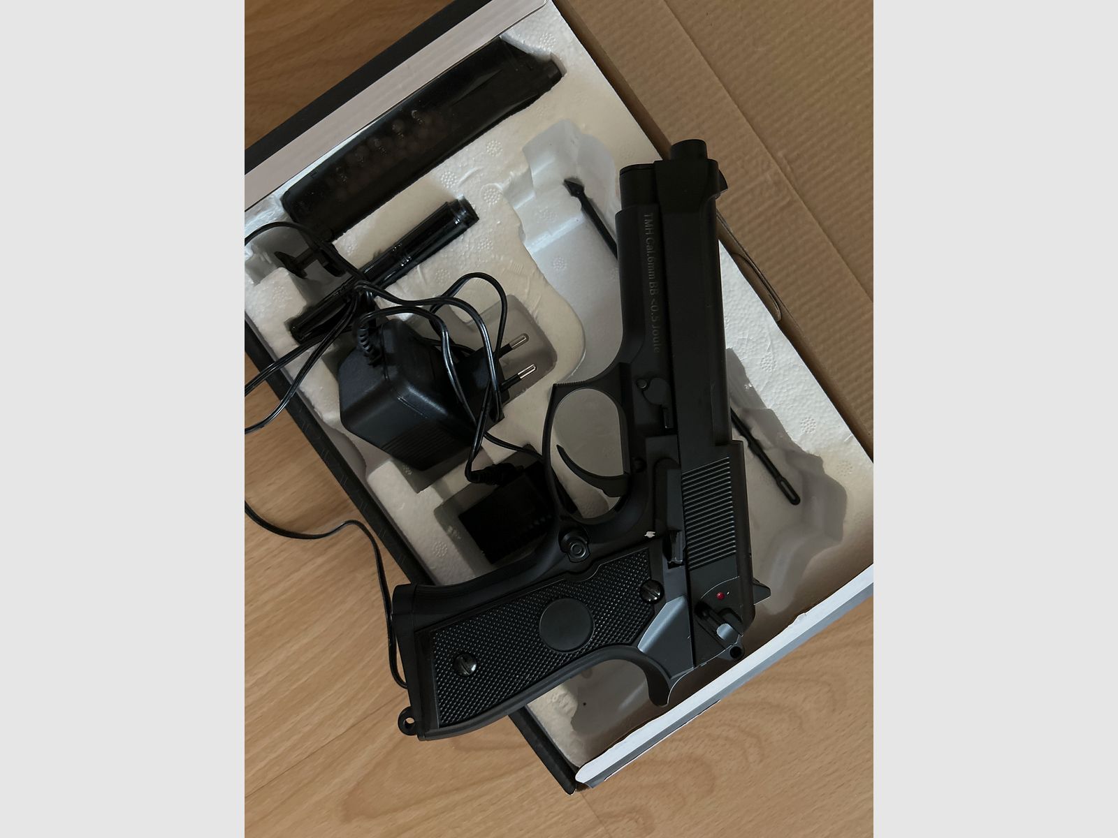 Pistola Airsoft CM. 126