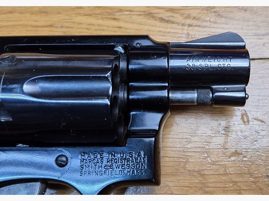 Peu courant et très beau Revolver Smith&Wesson Mod 12-1 – Rare version Air Weight du Military and Police de 1905 – Alliage spécial en carcasse et barillet acier – 6 coups (et pas 5 !) en calibre 38 SP – Canon 2 pouces neuf – Arme bluffante de …. 520 grammes en carcasse KA ! – Le grand frères du Smith 37- Belles construction Smith des grandes années – Arme de 1962 – A l&rsquo;état de neuf ! – TBE+/TBE++