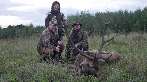 Starker alter Zwölfer liegt auf der Strecke - Jagd zur Hirschbrunft in Polen / Masuren