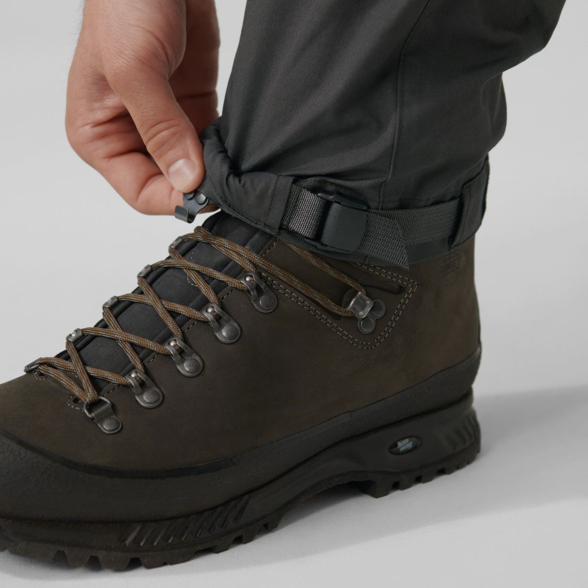 FJÄLLRÄVEN Kaipak Trousers M Regular Dark Grey-Black