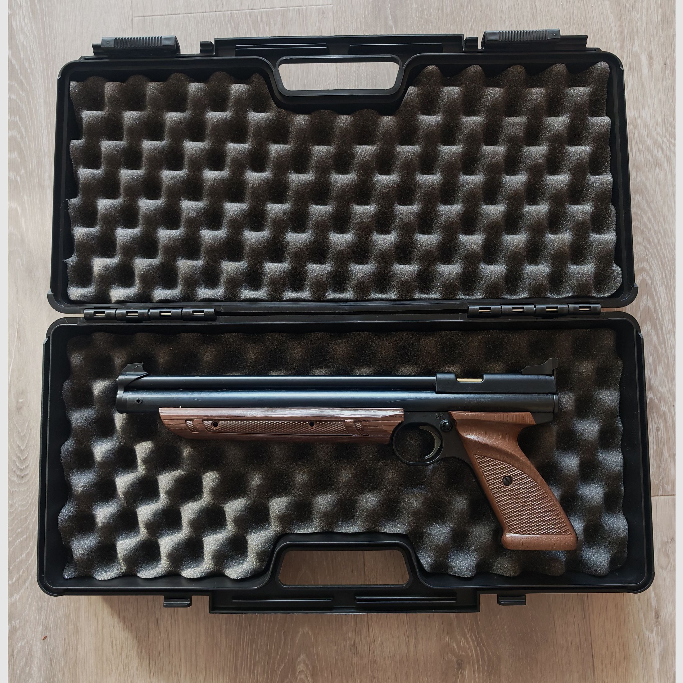 Strong Crosman 1377 air pistol with case, like new!