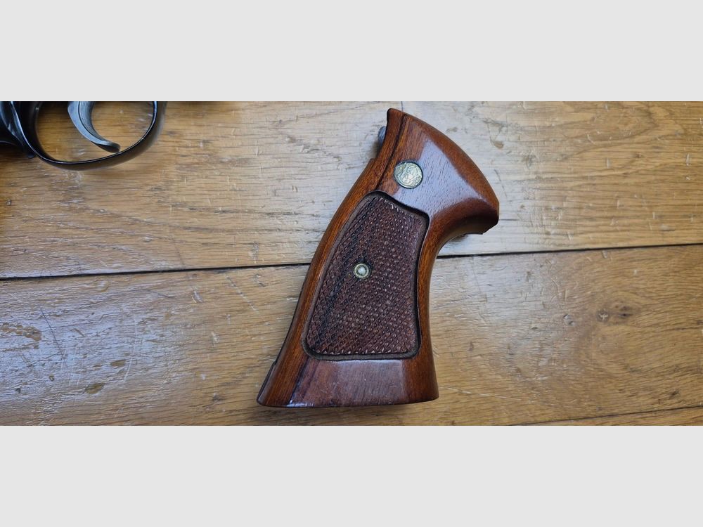 Terror of bears! – Smith & Wesson M29-2 Revolver – Cal .44Mag – 4 inch Barrel – Exceptional blued finish at 98.9% – Firearm from late 1973 – Two sets of grips – Stunning and rare mechanics today – Cinematic myth as much as firearm! – TBE++!, image 27 of 30