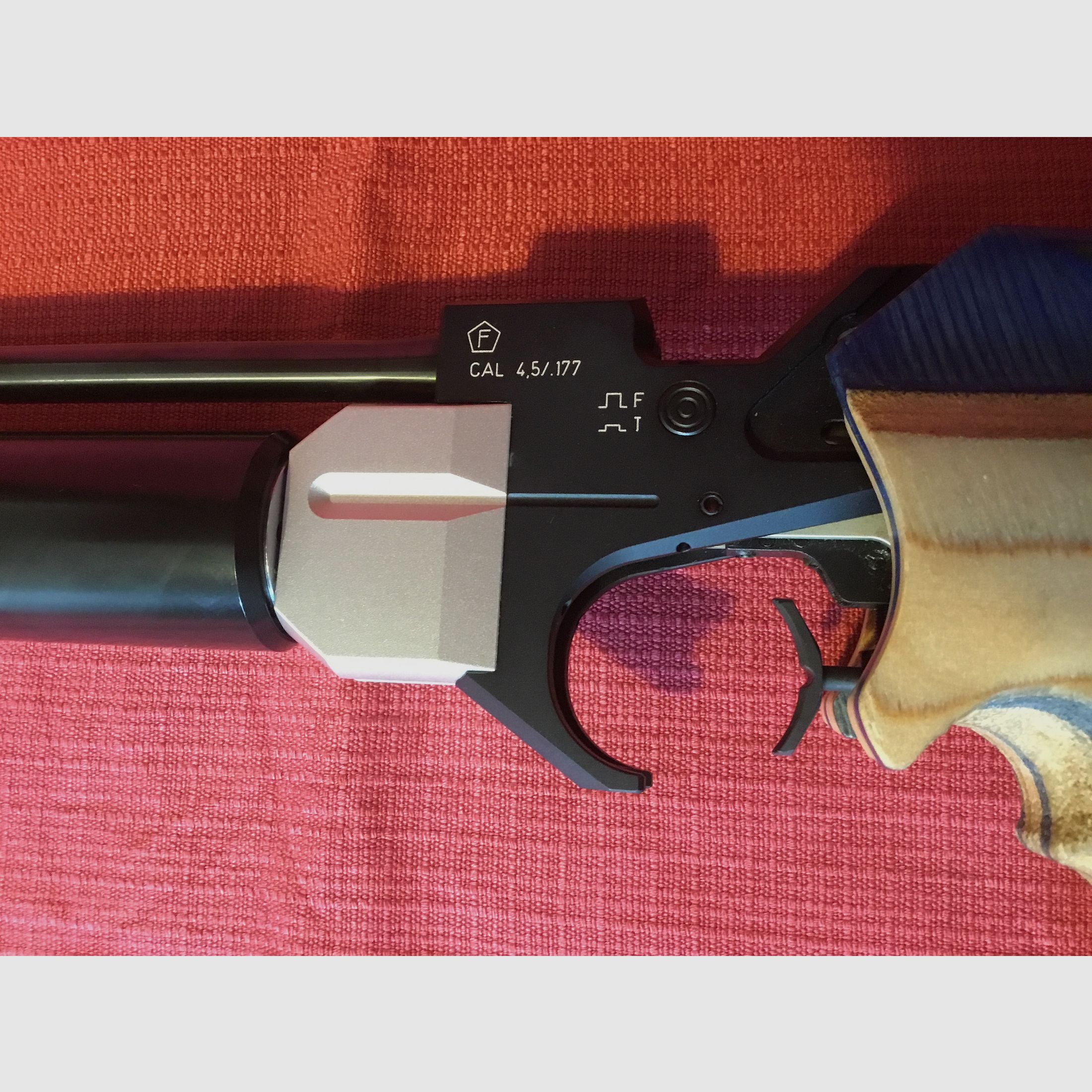 Walther luchtpistool 300 XT – Compleet set met koffer, vuladapter en beschrijving.