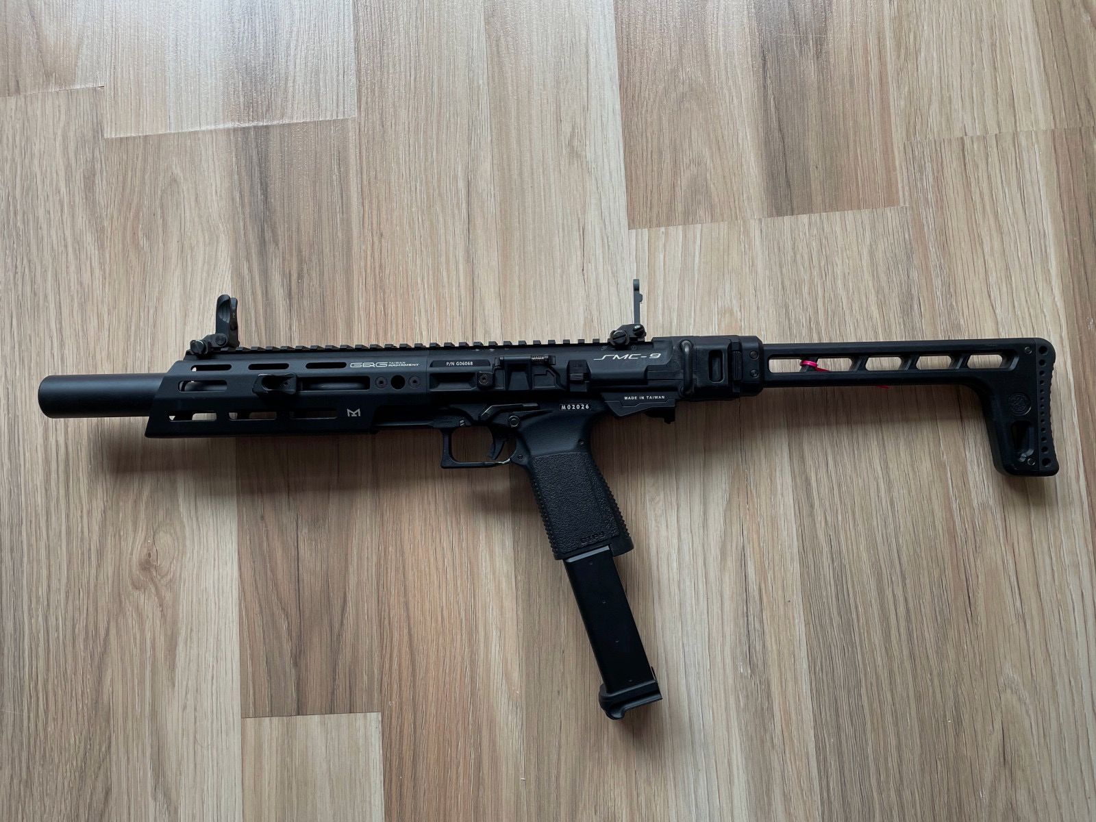 Airsoft G&G SMC9 with sight and a total of 6 magazines.