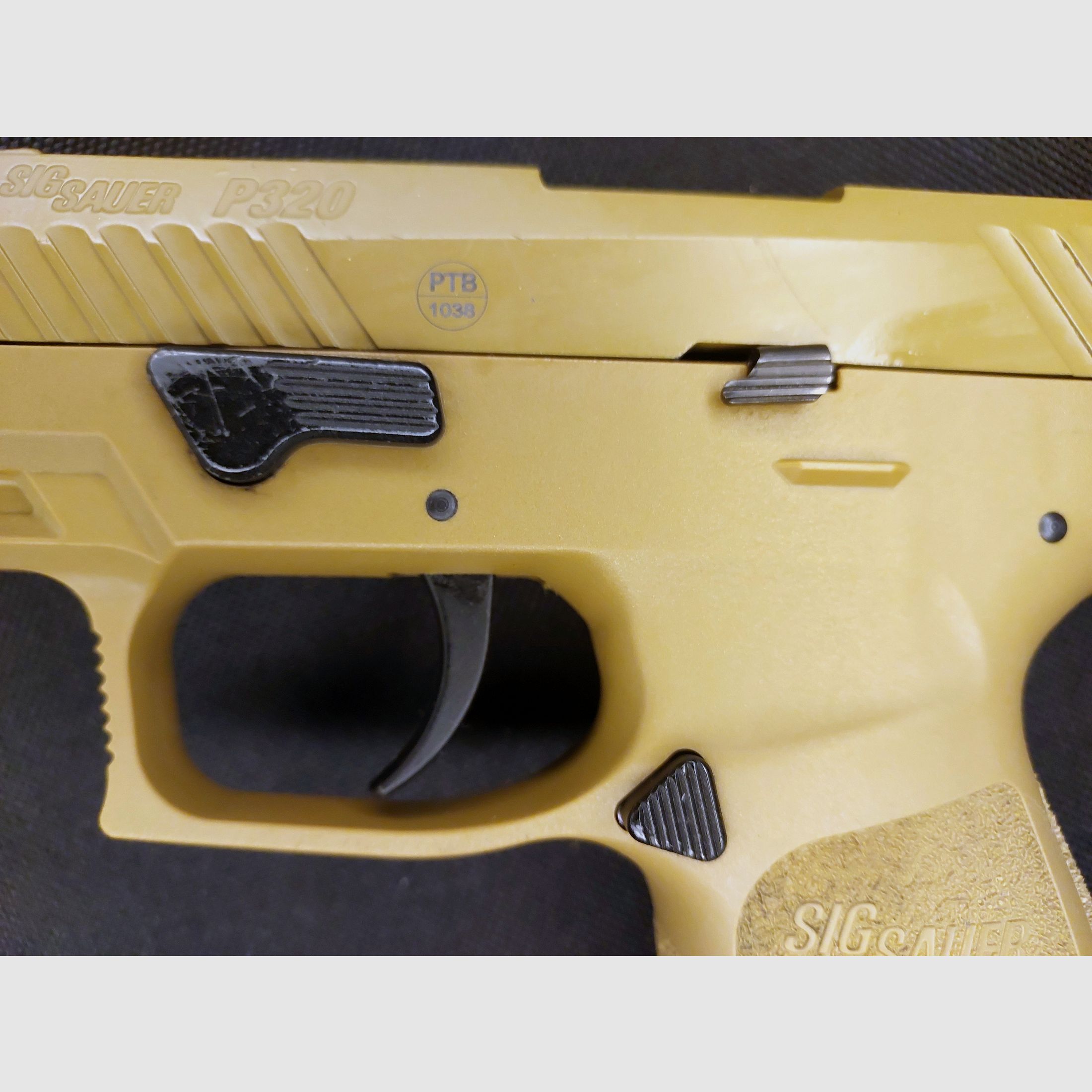 Pistolet d'alarme Sig Sauer P320 au calibre 9 mm P.A.K. dans la variante de couleur Tan / Terre sombre. (PTB 1038)