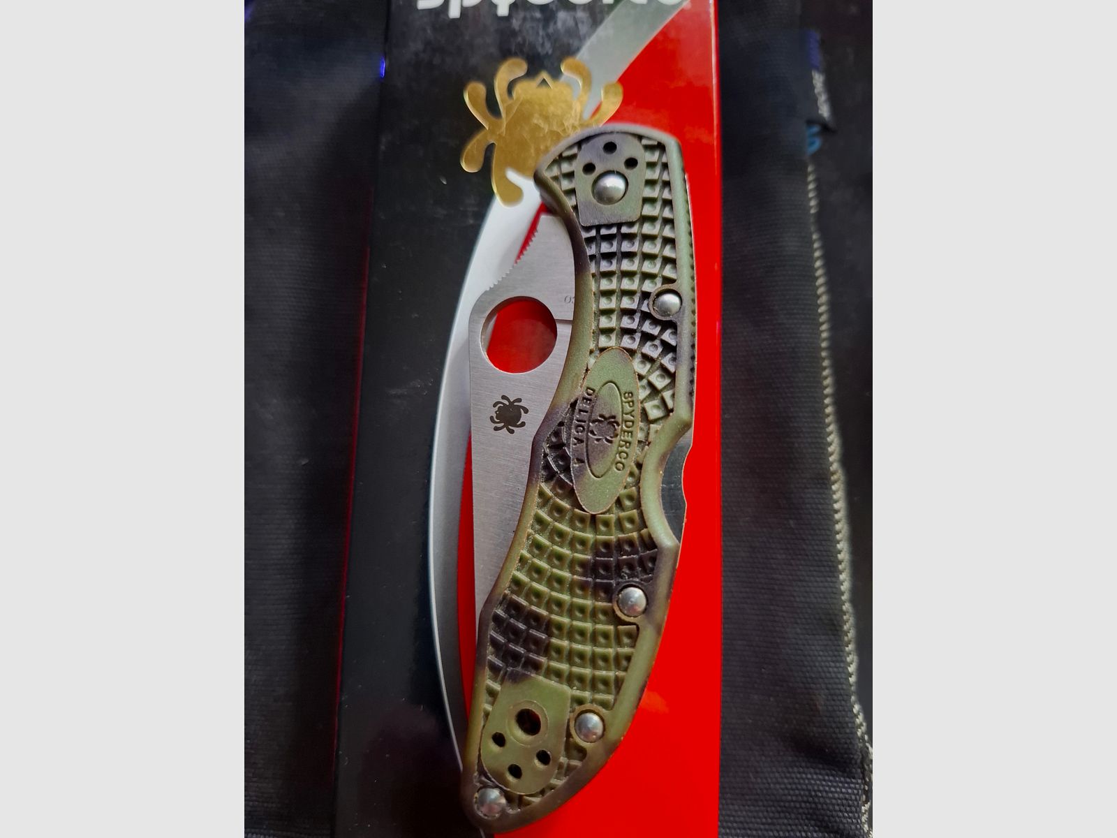 Spyderco DELICA 4 camo  in Top Zustand günstig abzugeben!