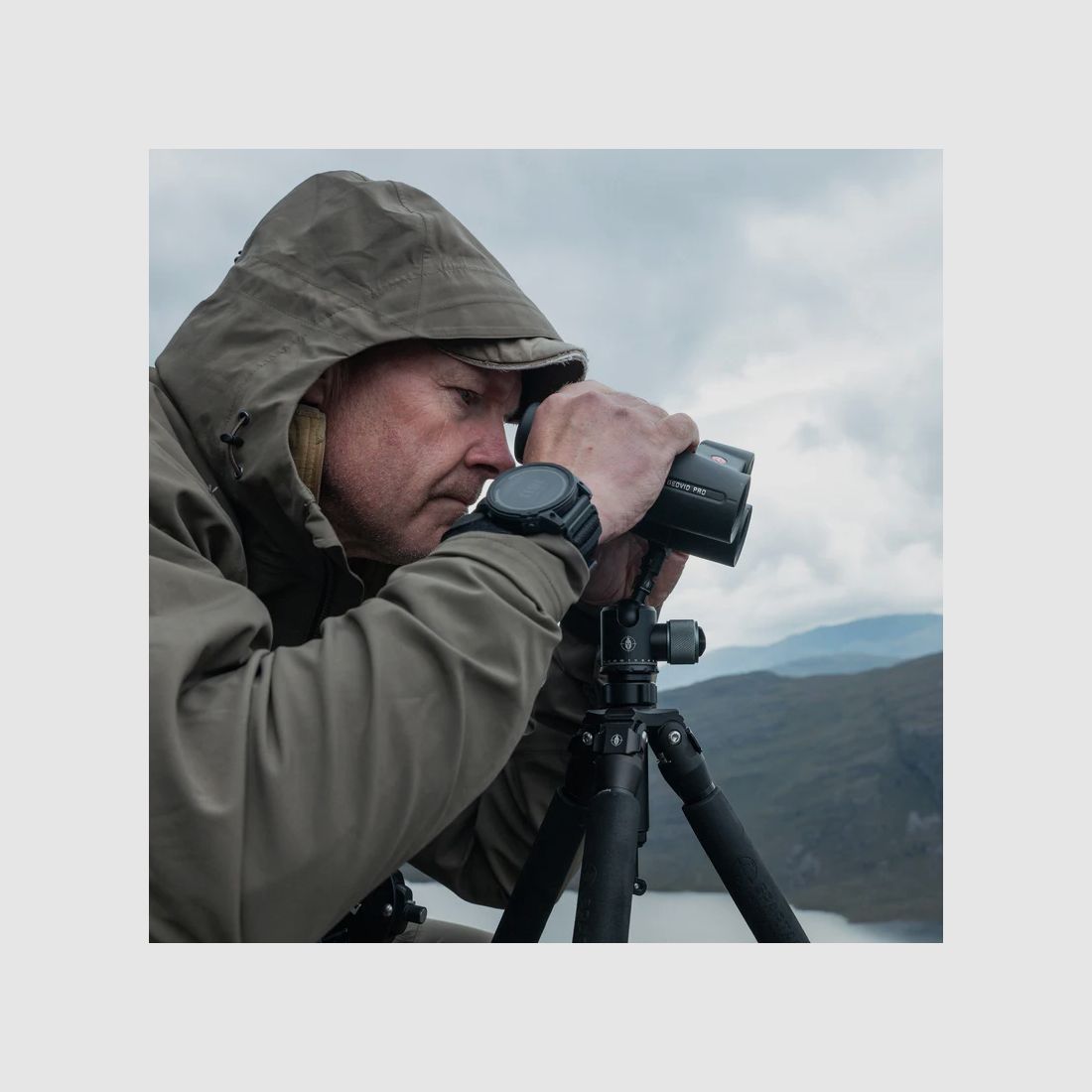Spartan Precision Equipment Ascent Tripod™ Gen 2 Woodland mit Davros Pro Head™ und Trekkingstockgriffen