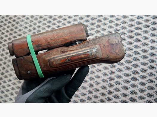 Ancien protège-main AK en contreplaqué ajusté dans un AK fraisée, idéal pour Yunker Co2 ou GSG Cybergun.