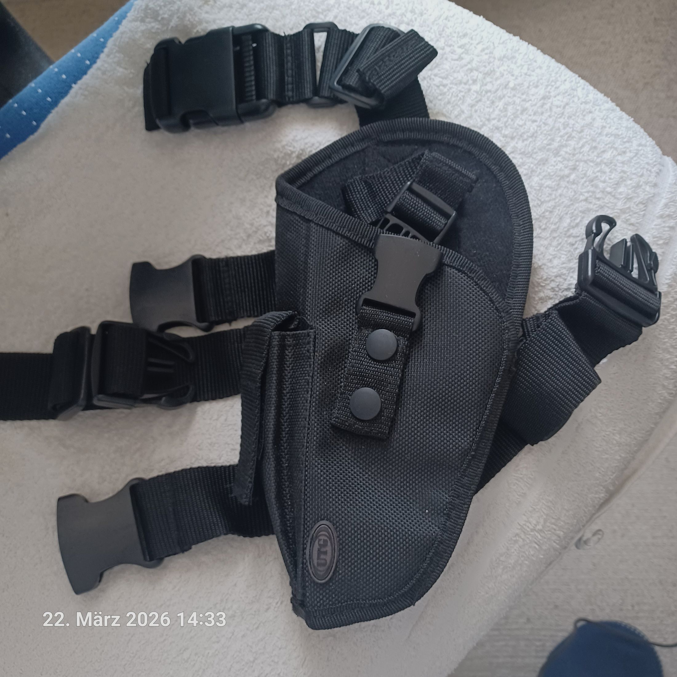 UTG Elite Tactical Thigh Holster - Universal thigh holster for pistol - Black - for left-handed users