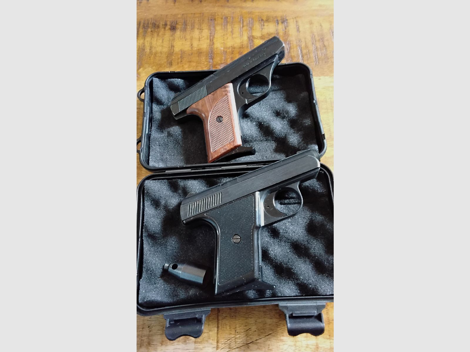 Zwei 8mm Pistolen mit Abschussbecher 