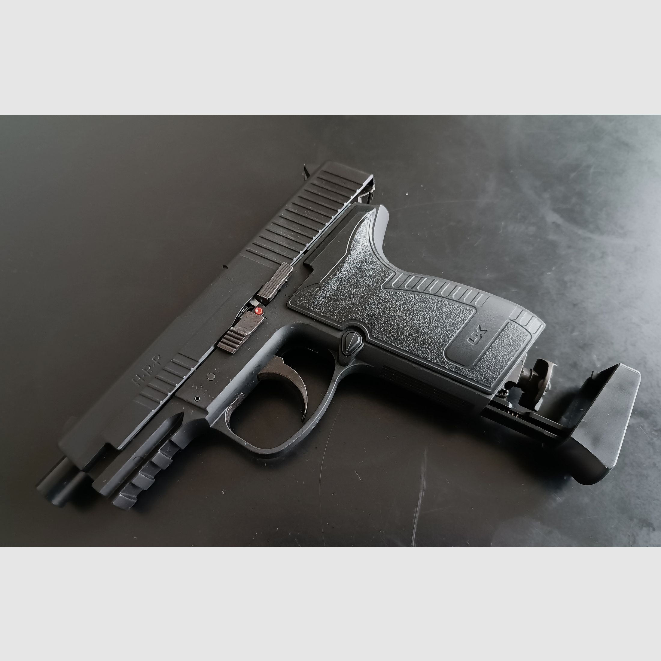 Umarex HPP 4.5 mm steel BB blowback CO2 pistol (P18) with accessories and LIKE NEW!