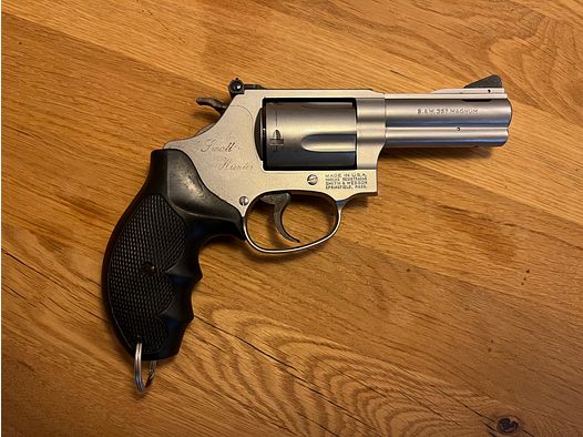 Revolver Smith & Wesson 60-10 caliber .357 Mag small hunter