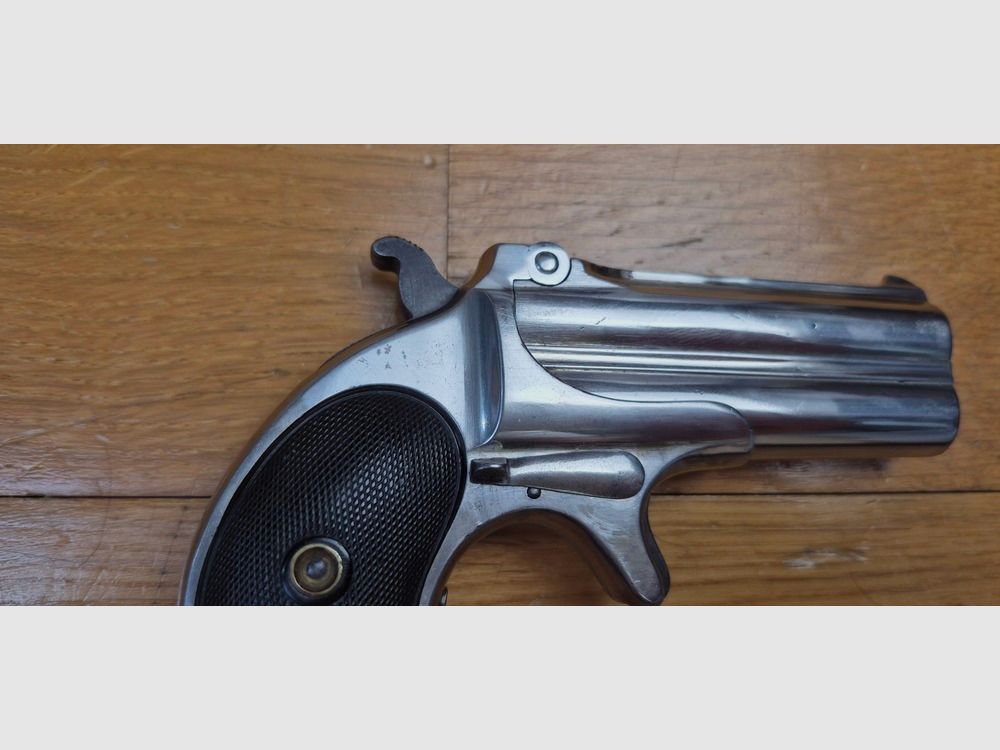 Iconique pistolet double Derringer Remington M95 – Cal 41 annulaire dit .41RF – peu courant et recherché Type I tardif – L&rsquo;arme des saloons de 1870/1880 ! – Très belle finition nickelée d&rsquo;origine – Excellent état mécanique – Bons canons – Éjection parfaite – Plaquettes ébonite en très bon état – 14.000 exemplaires seulement ! – Un « joker » dans la manche d&rsquo;un As en excellent état – TBE+/TBE++, image 15 sur 22