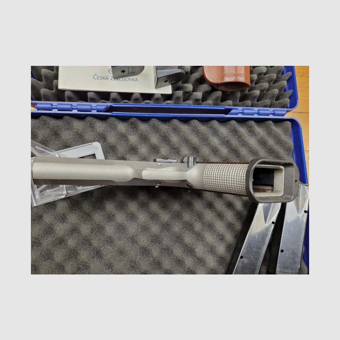 Sehr guter Pistol CZ75 TS – „IPSC Standard“ – Kaliber 40S&W – 4 Magazine (vier!) mit 16 Schuss – Gürtelholster – Waffenkoffer – Anleitung – TBE+, Bild 15 von 17